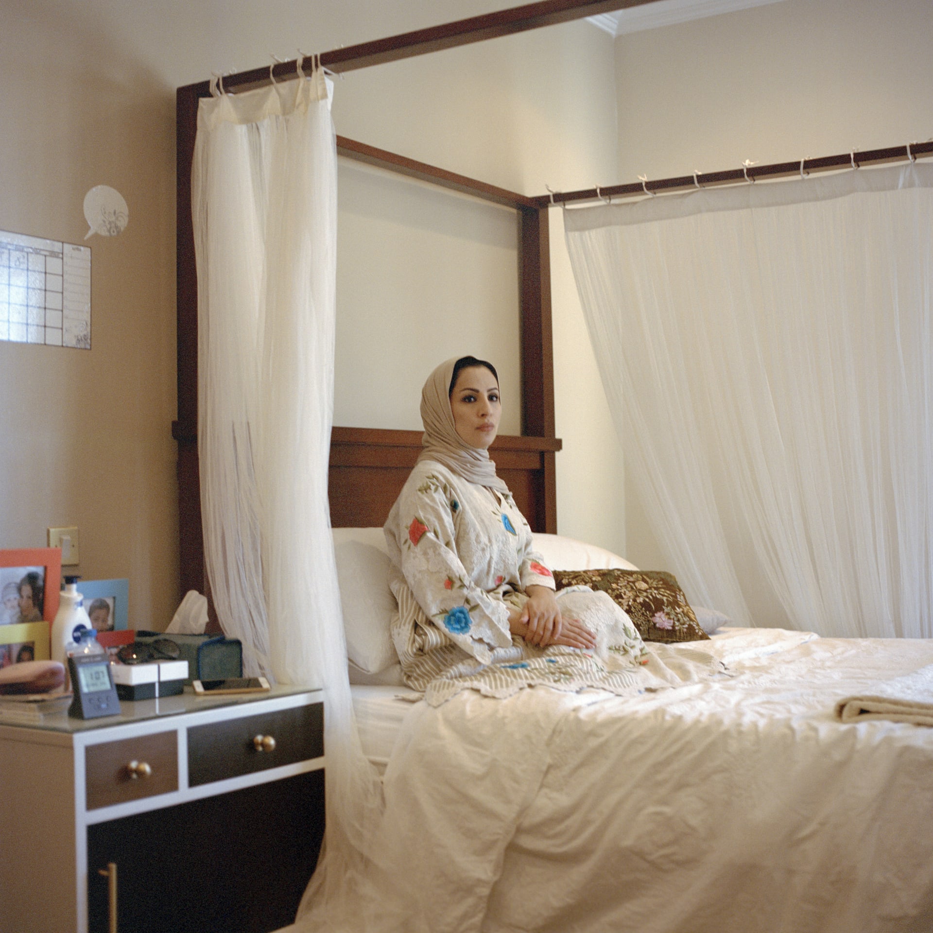 من داخل غرفهن.. كيف تعيد هذه الصور تعريف المرأة الكويتية المعاصرة؟
