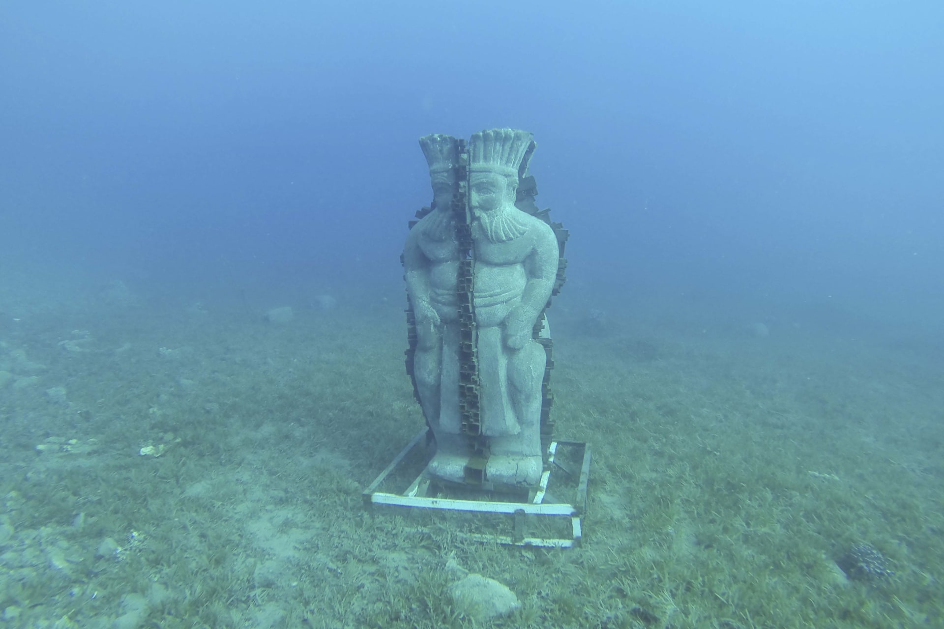 في متحف تحت الماء.. هذا "أثمن" تراث مصر