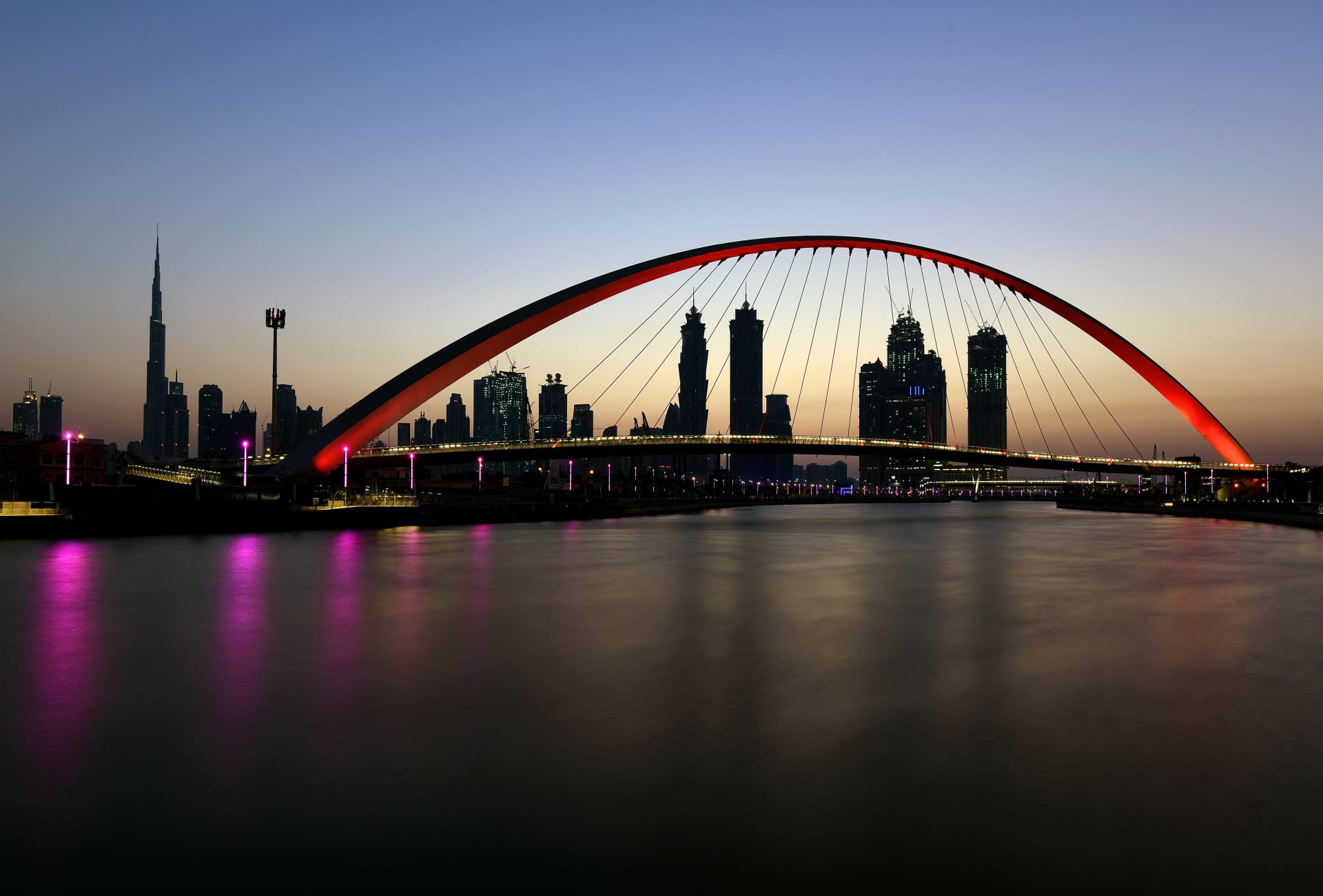 صورة لجسر التسامح للمشاة الرابط بين ضفتي قناة دبي المائية