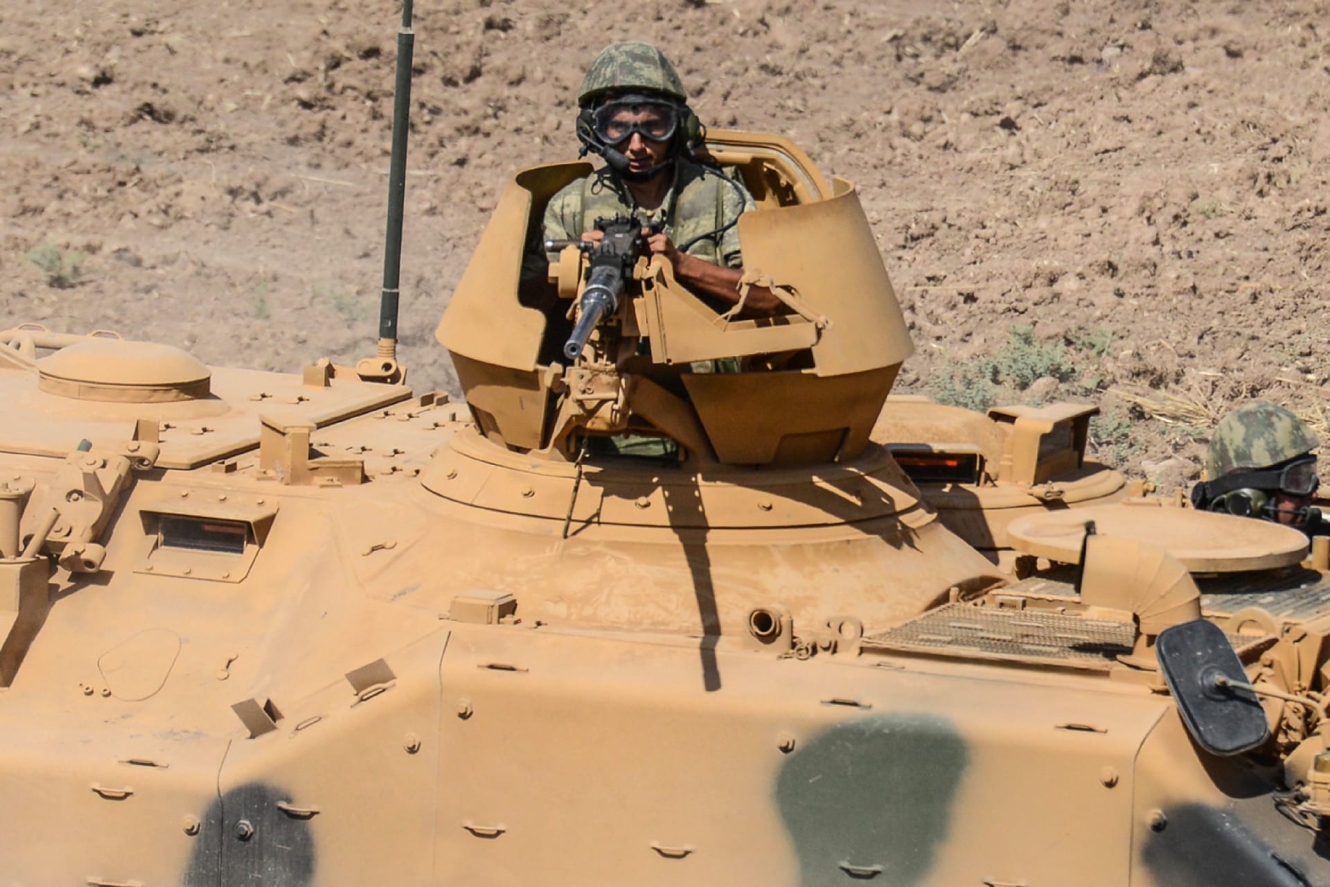القوات التركية تفتح النار على محتجين عراقيين اقتحموا قاعدة عسكرية لها في دهوك
