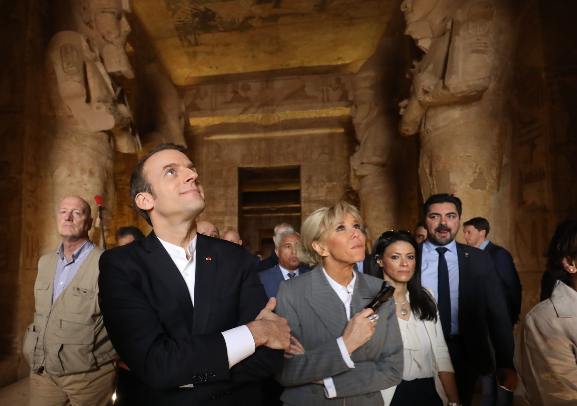 ماذا فعل الرئيس الفرنسي وزوجته في هذه المنطقة التاريخية بمصر؟