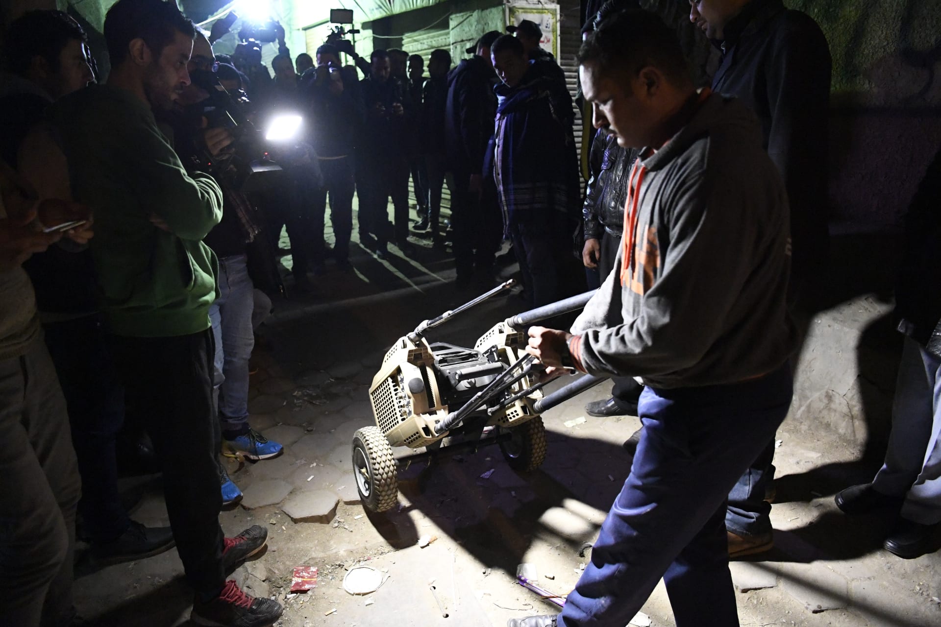 الداخلية المصرية: مقتل شرطيين وإصابة 3 إثر تفجير انتحاري أثناء مطاردة "إرهابي"
