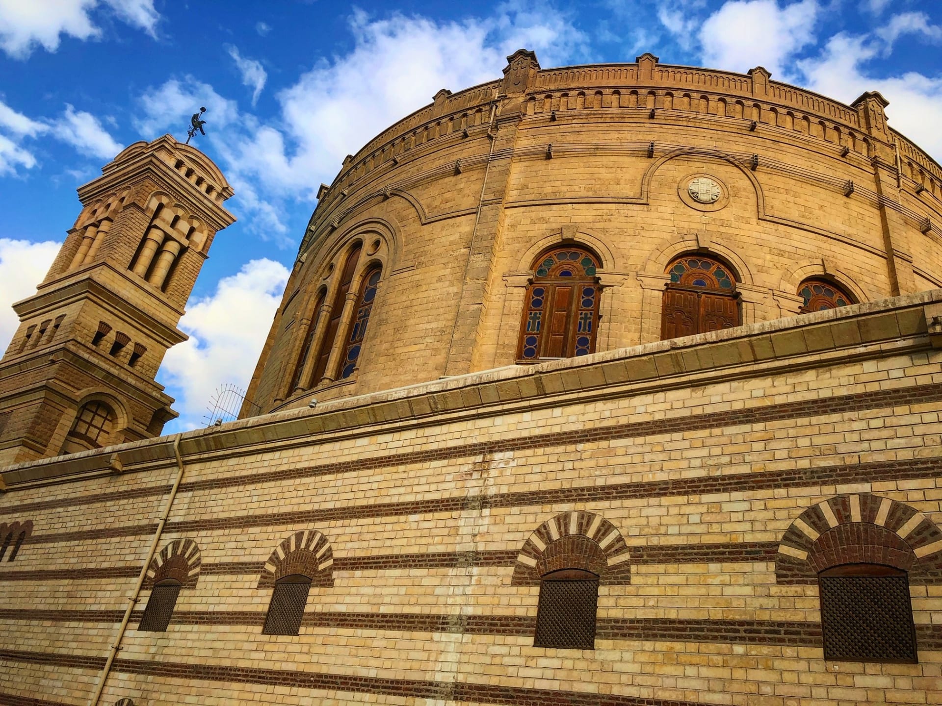 هل سبق أن سمعت عن كنيسة مصر المعلقة؟ إليك سر تسميتها