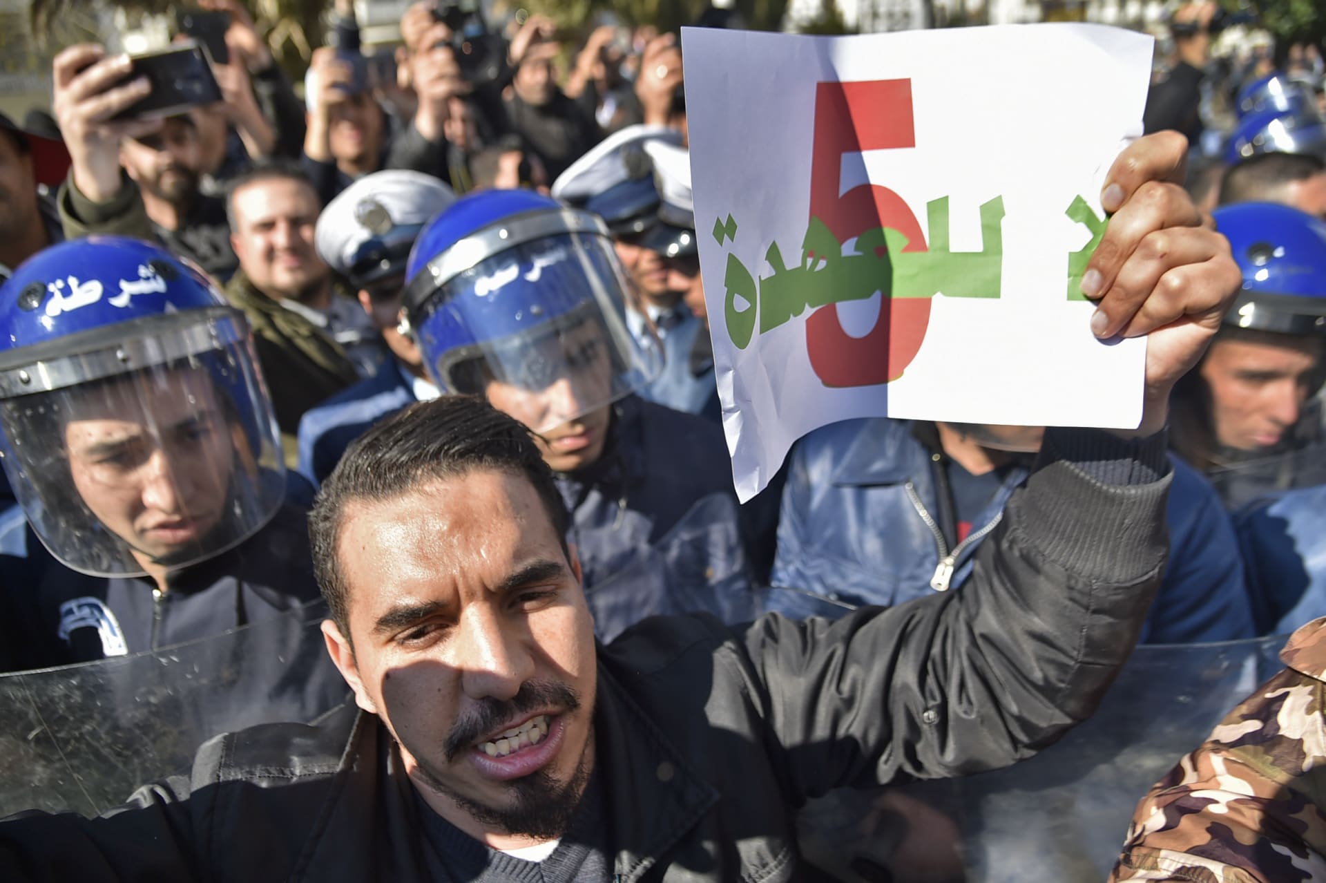 رغم الحظر.. احتجاجات في الجزائر ضد ترشح بوتفليقة لولاية خامسة 