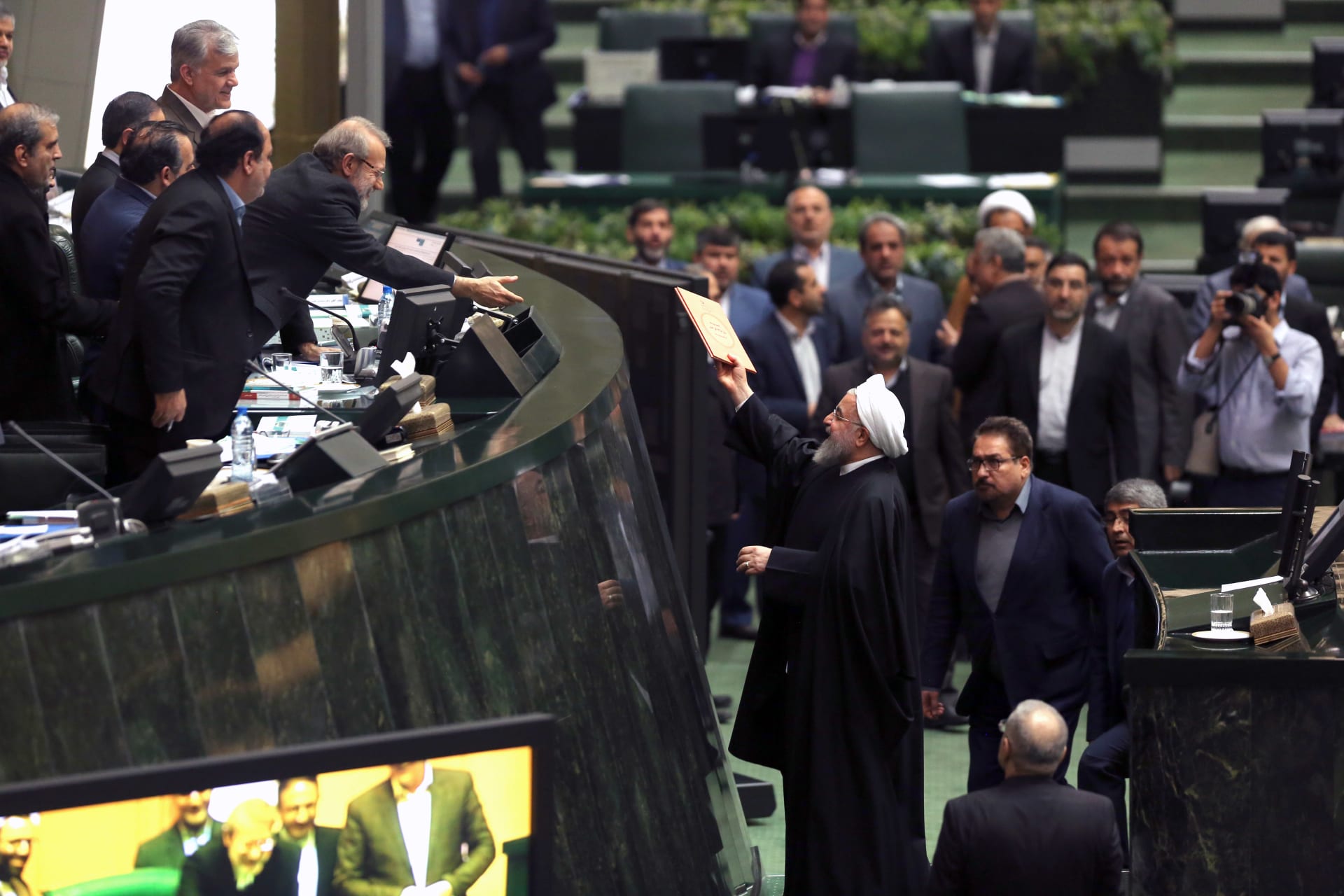 البرلمان الإيراني يقر الموازنة العامة بعد 27 جلسة..فما قيمتها؟