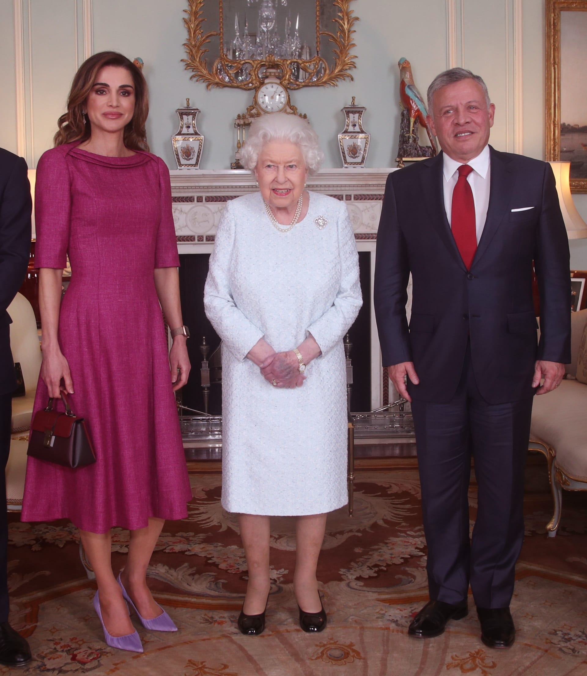 الملكة رانيا تتزين بلمسة عربية خلال زيارتها للملكة إليزابيث.. ما هي؟