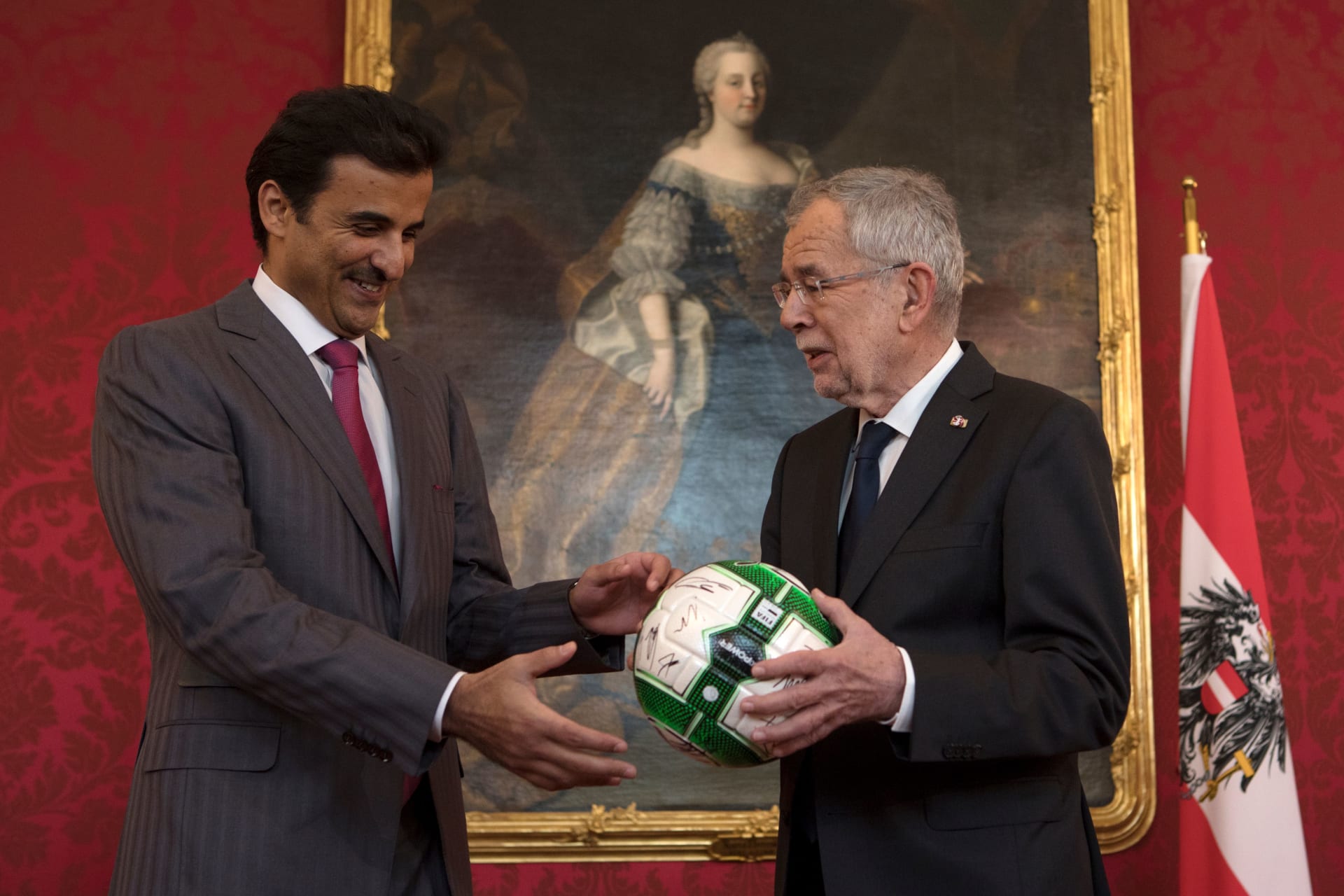 أمير قطر يتلقى "كرة" من رئيس النمسا بمناسبة استضافة مونديال 2022