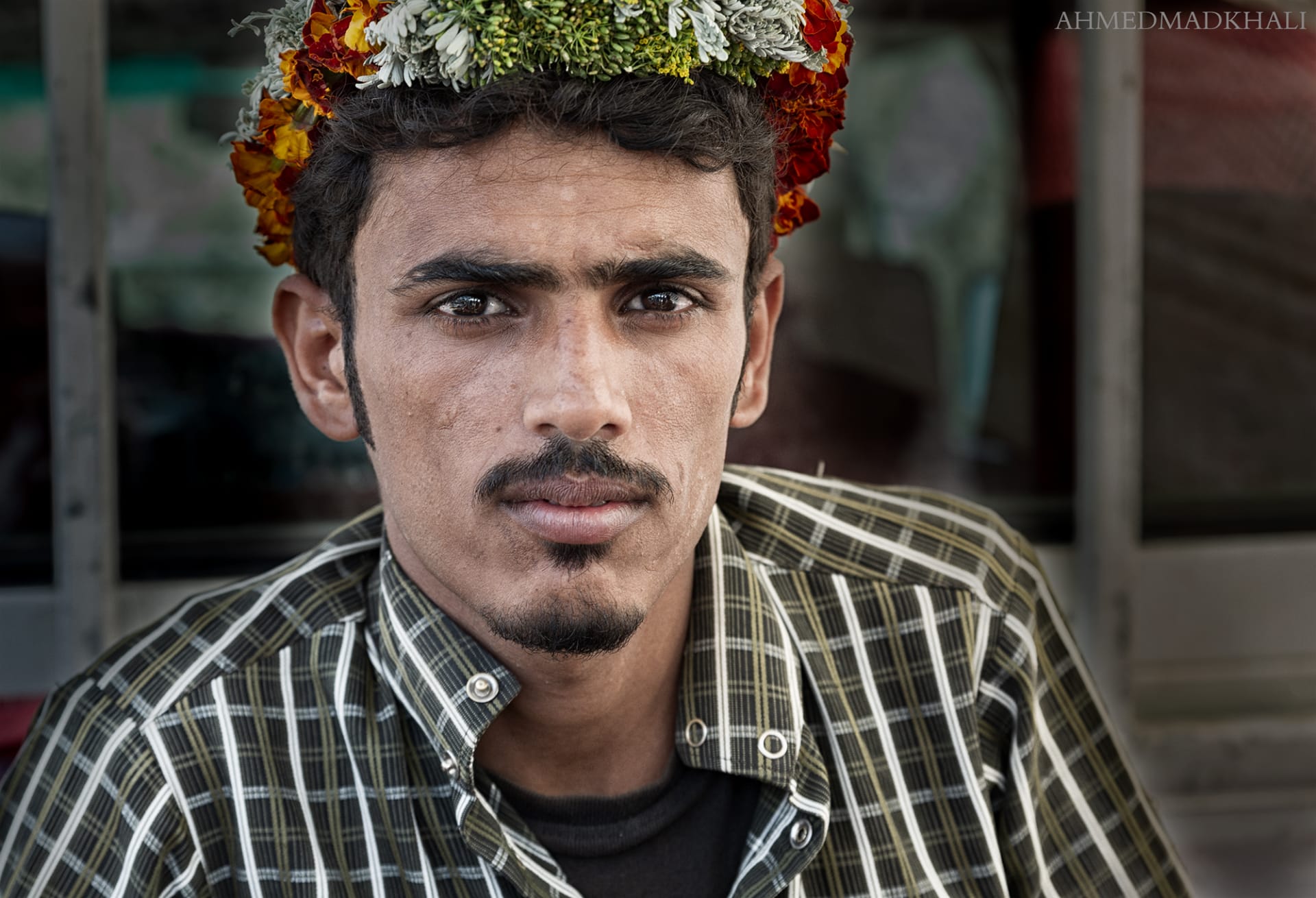 يزين هؤلاء الرجال السعوديون رؤوسهم بأكاليل الزهور