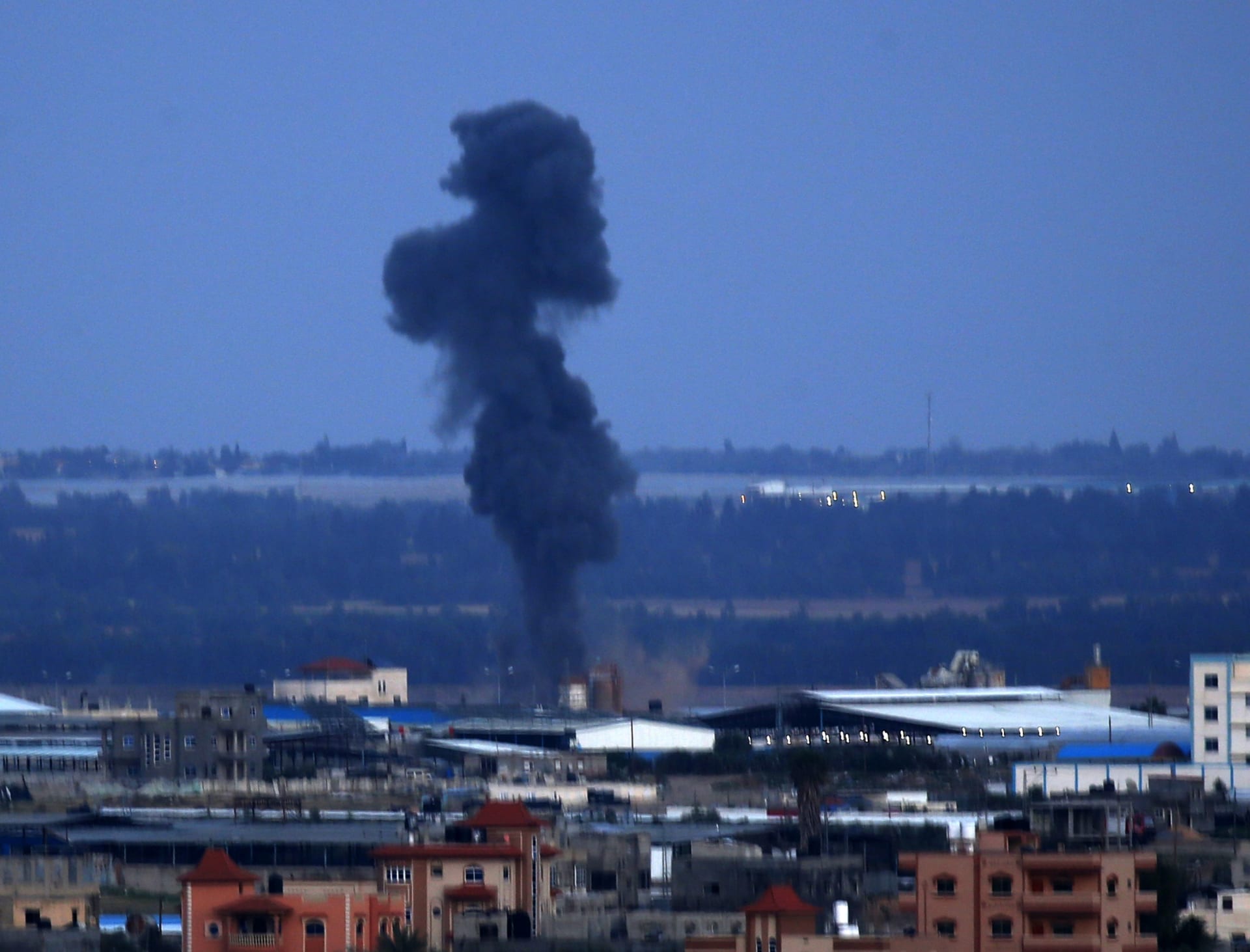 إسرائيل تشن غارات على مواقع حماس.. والحركة تتوعد بالرد 