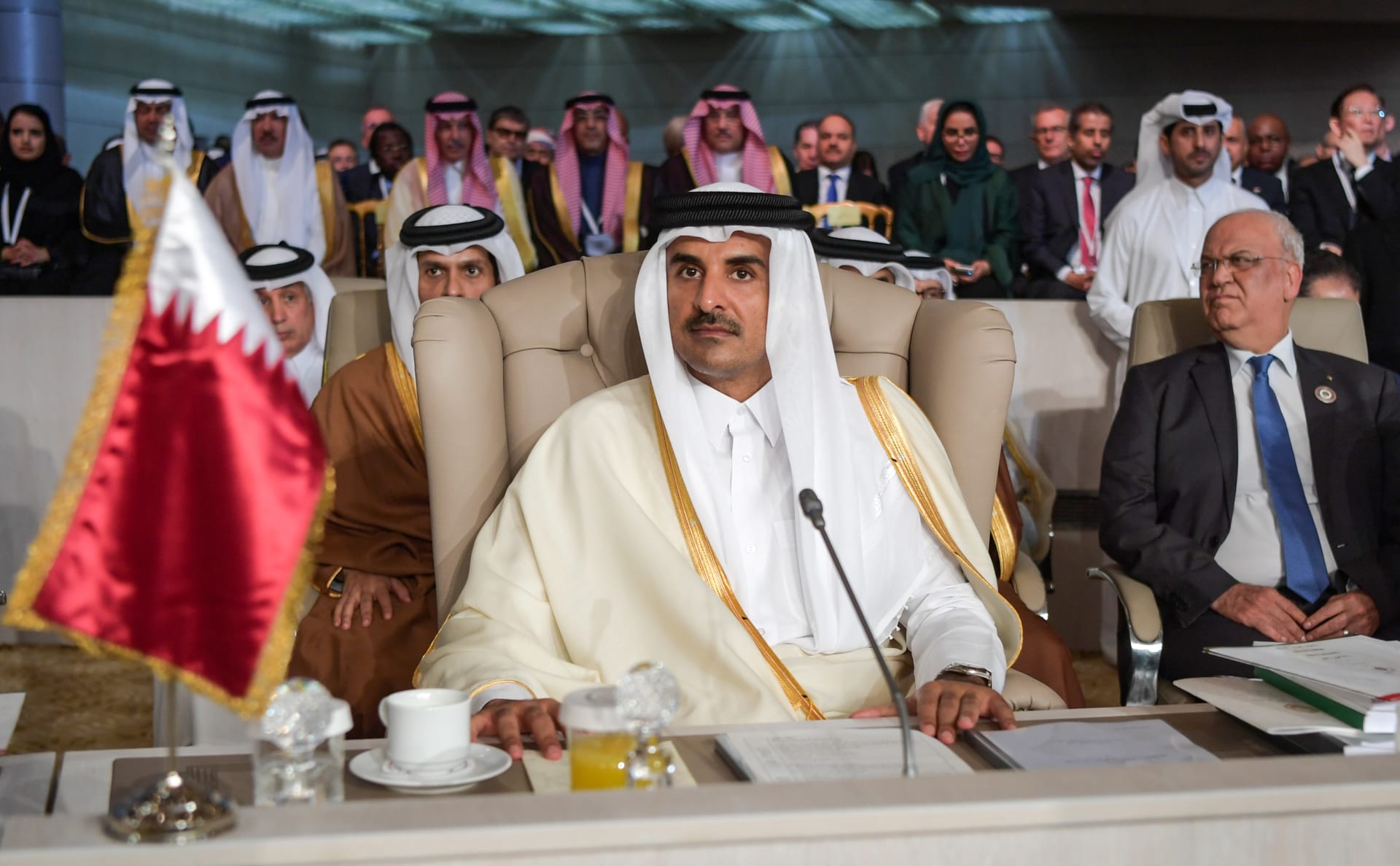 تداول لقطة مغادرة أمير قطر قاعة اجتماعات القمة العربية في تونس