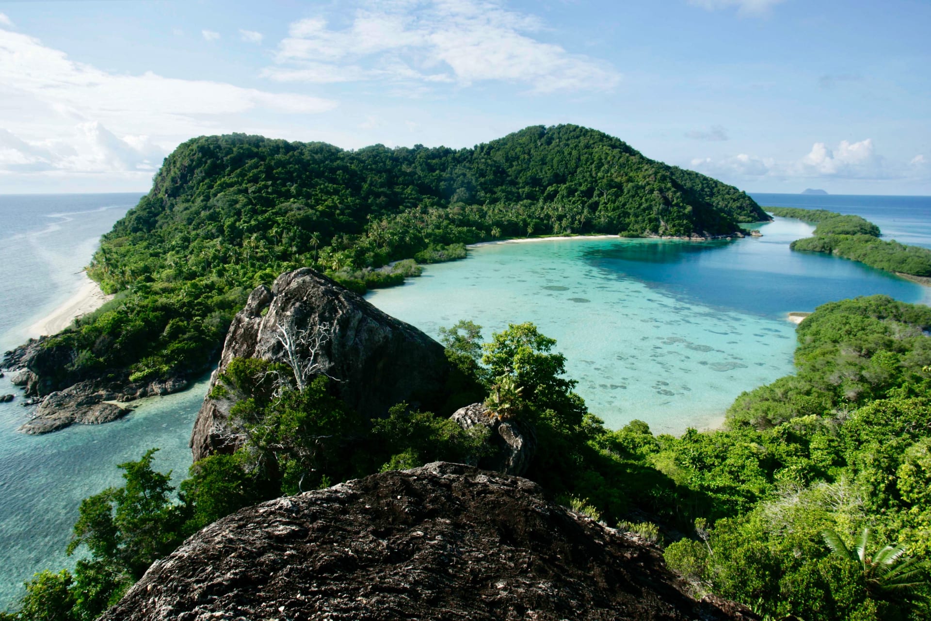 بعيداً عن ازدحام بالي.. اختبر الفخامة بهذه الجزر الإندونيسية النائية