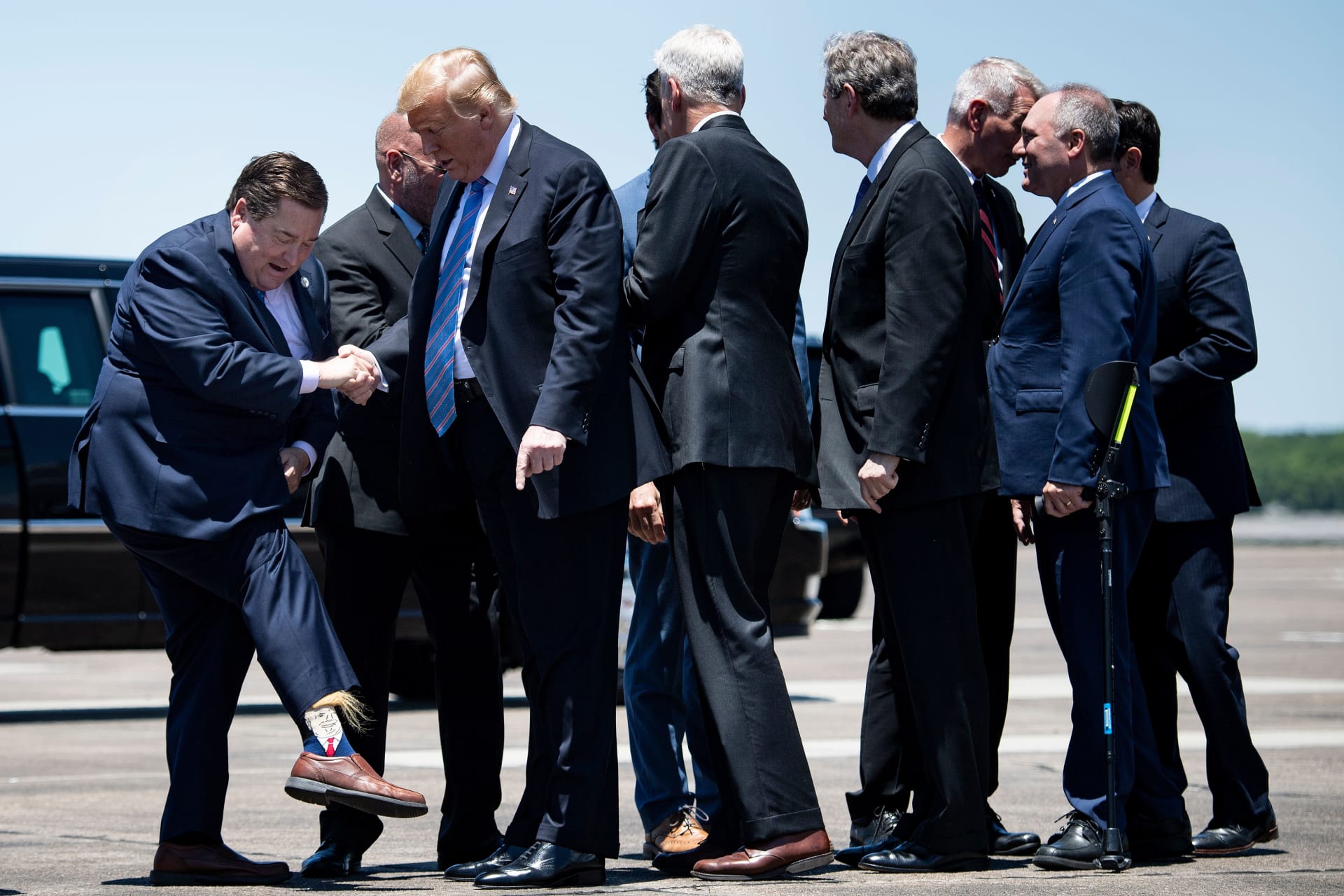 حاكم لويزيانا يرحب بترامب وهو يرتدي جوارب تحمل وجه الرئيس الأمريكي