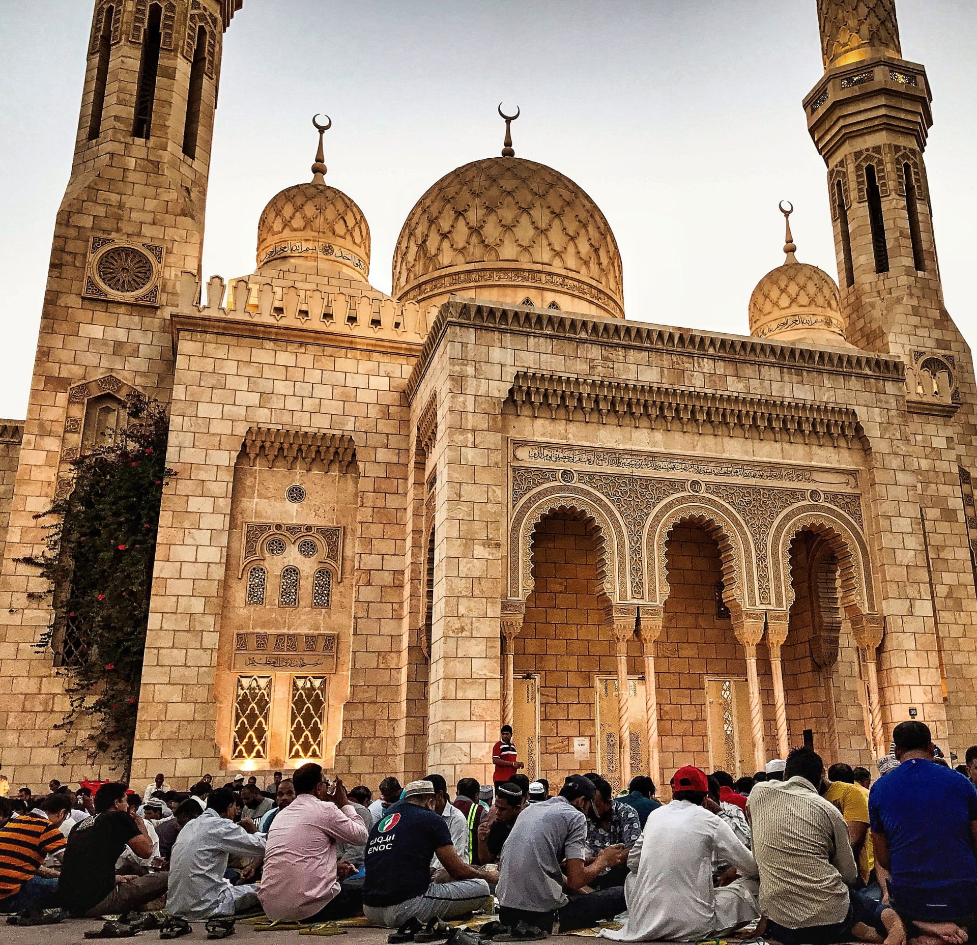 مصور يرصد بعدسته "التحول الكبير" الذي يطرأ على دبي أثناء رمضان