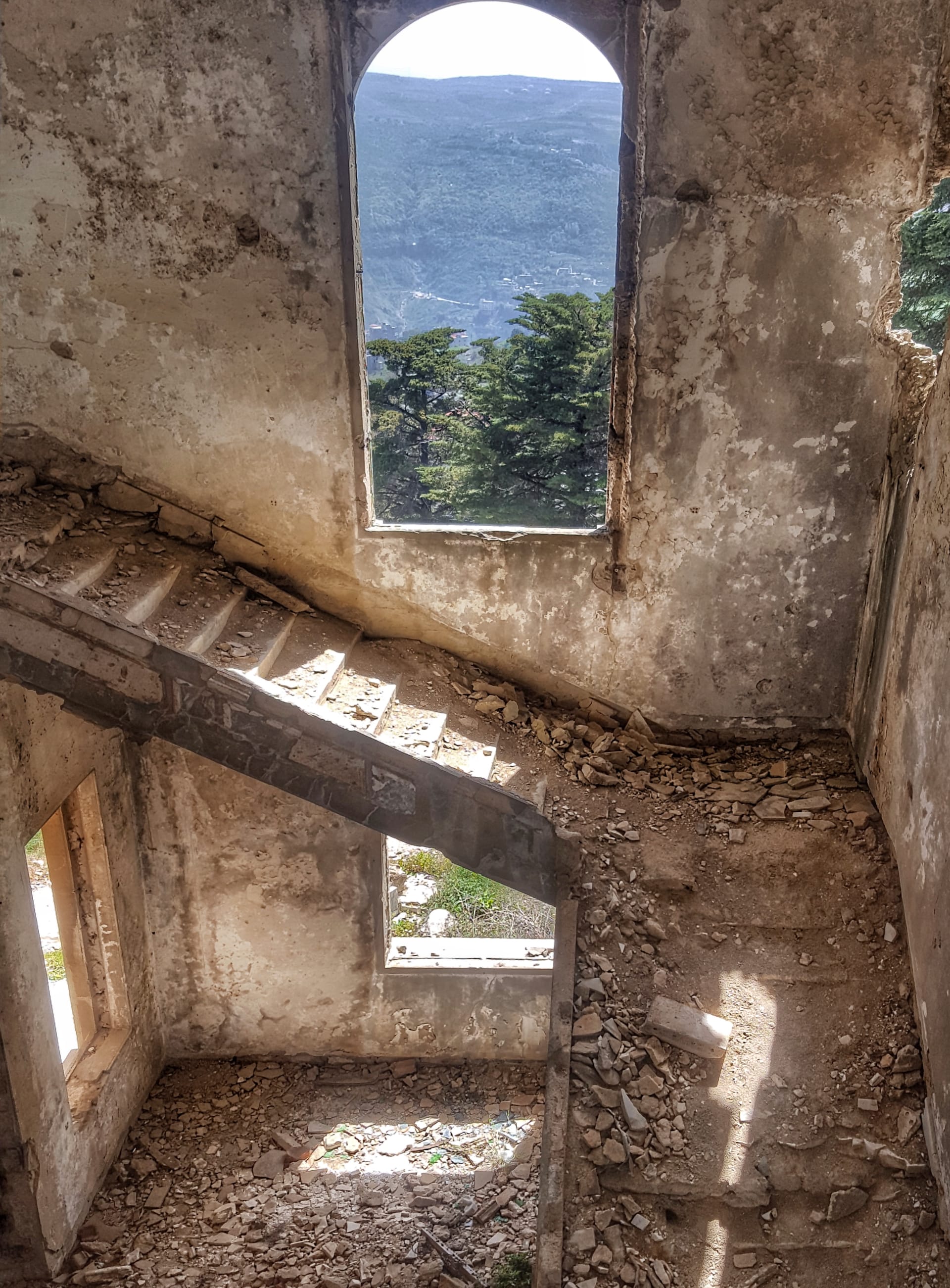 بين الحقيقة والخيال.. إليك ما في داخل هذه البيوت المهجورة في لبنان