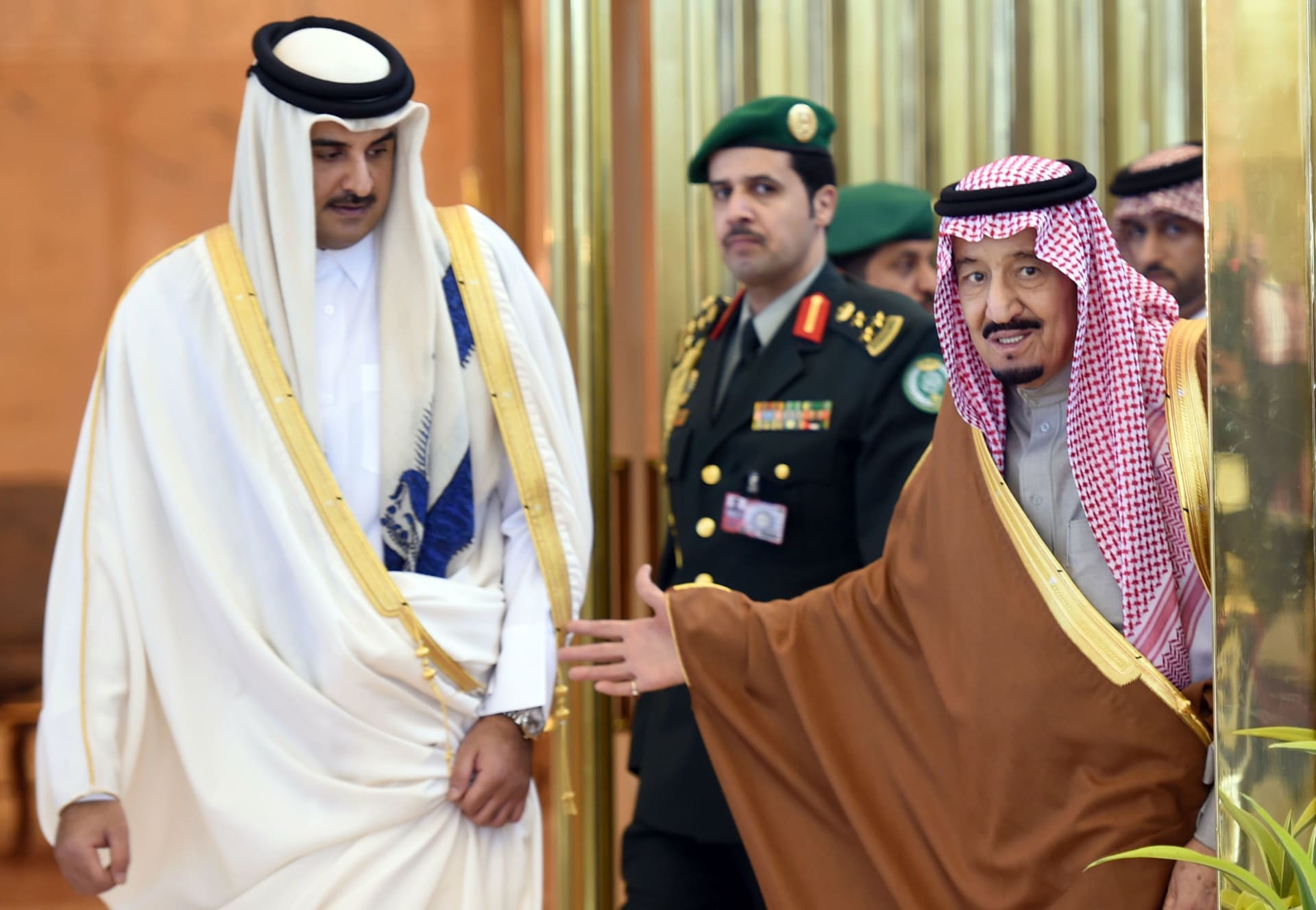 أمير قطر يتلقى دعوة من العاهل السعودي لحضور "قمة مكة" 