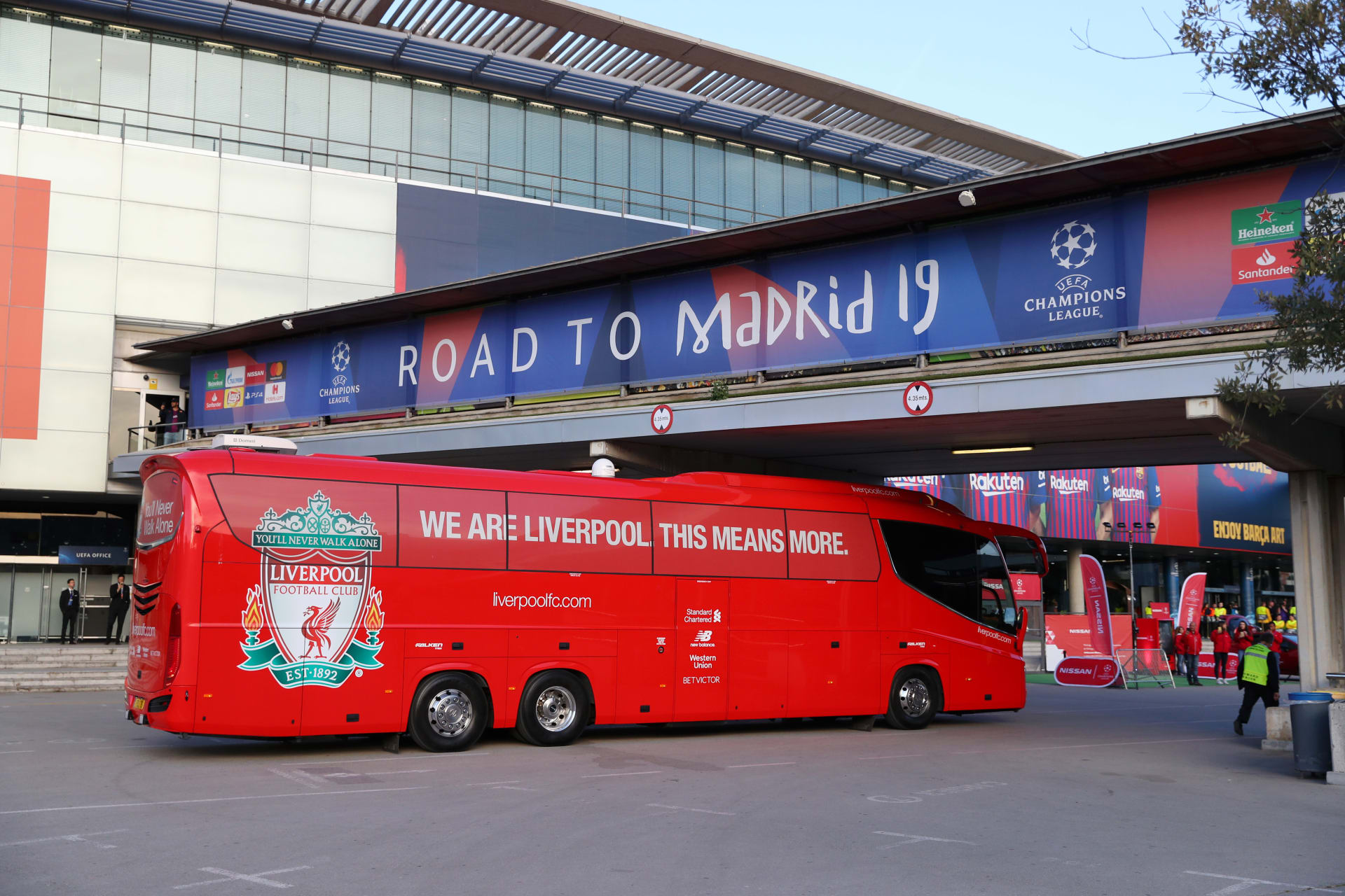 تداول فيديو لحافلة ليفربول العالقة في نفق بملعب "واندا ميترووليتان" 