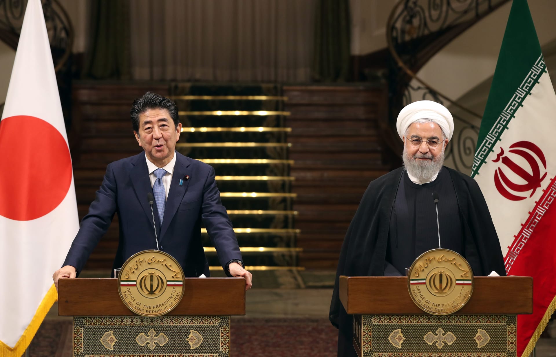الرئيس الإيراني ورئيس وزراء اليابان 