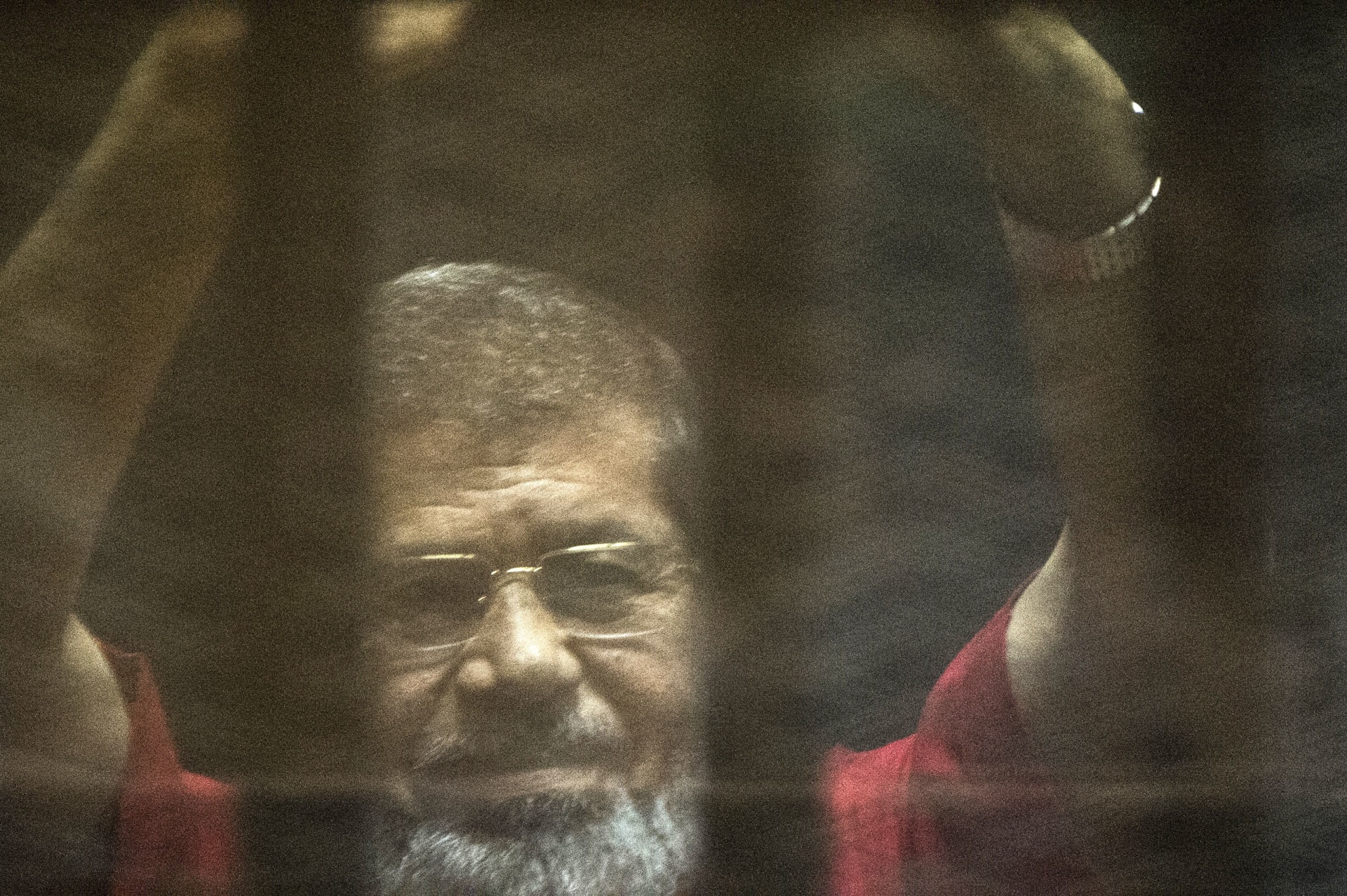 النيابة تصرح بدفن محمد مرسي.. إليكم ما نعرفه من تفاصيل عن الإجراءات