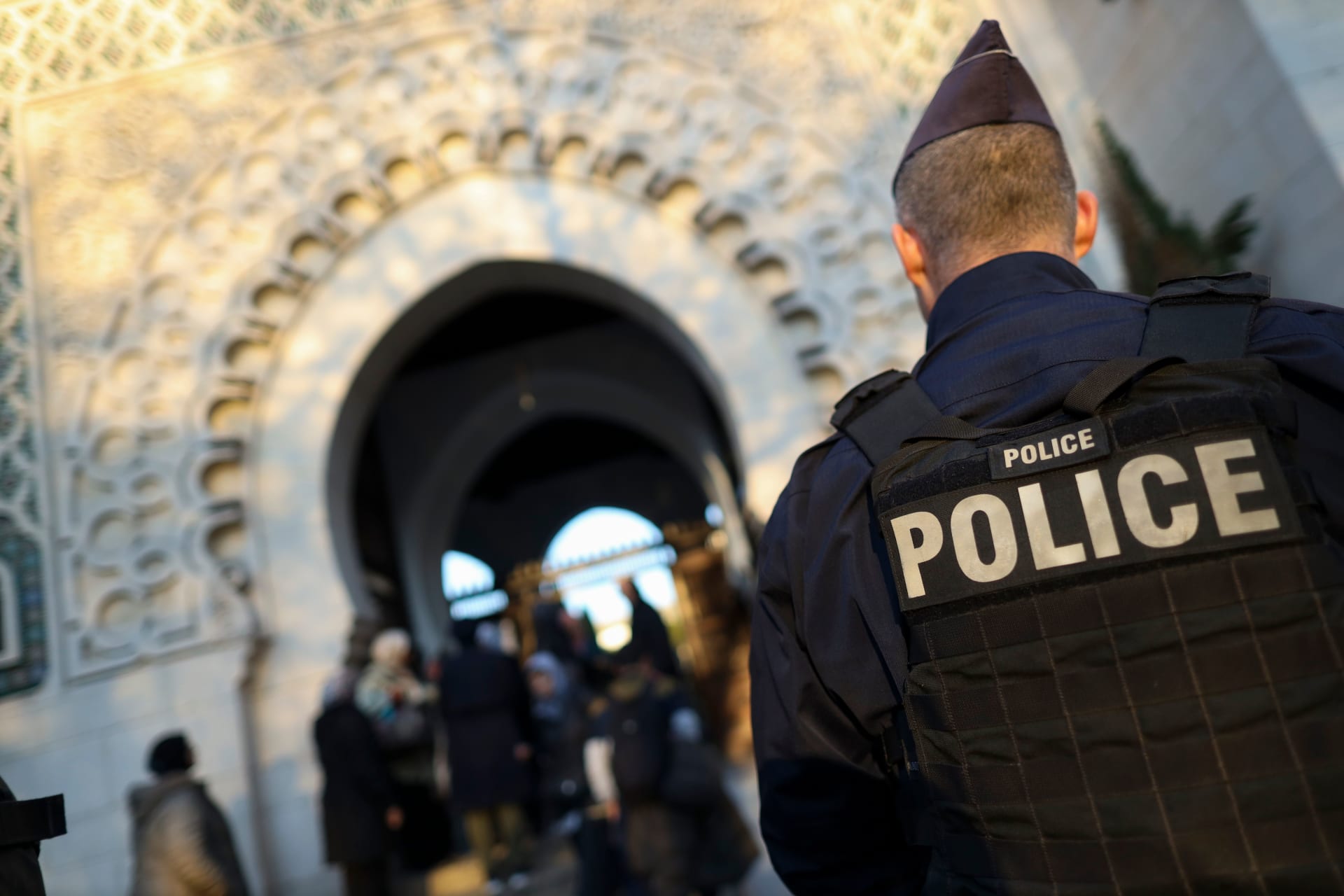 الشرطة الفرنسية أمام المسجد الكبير بباريس 