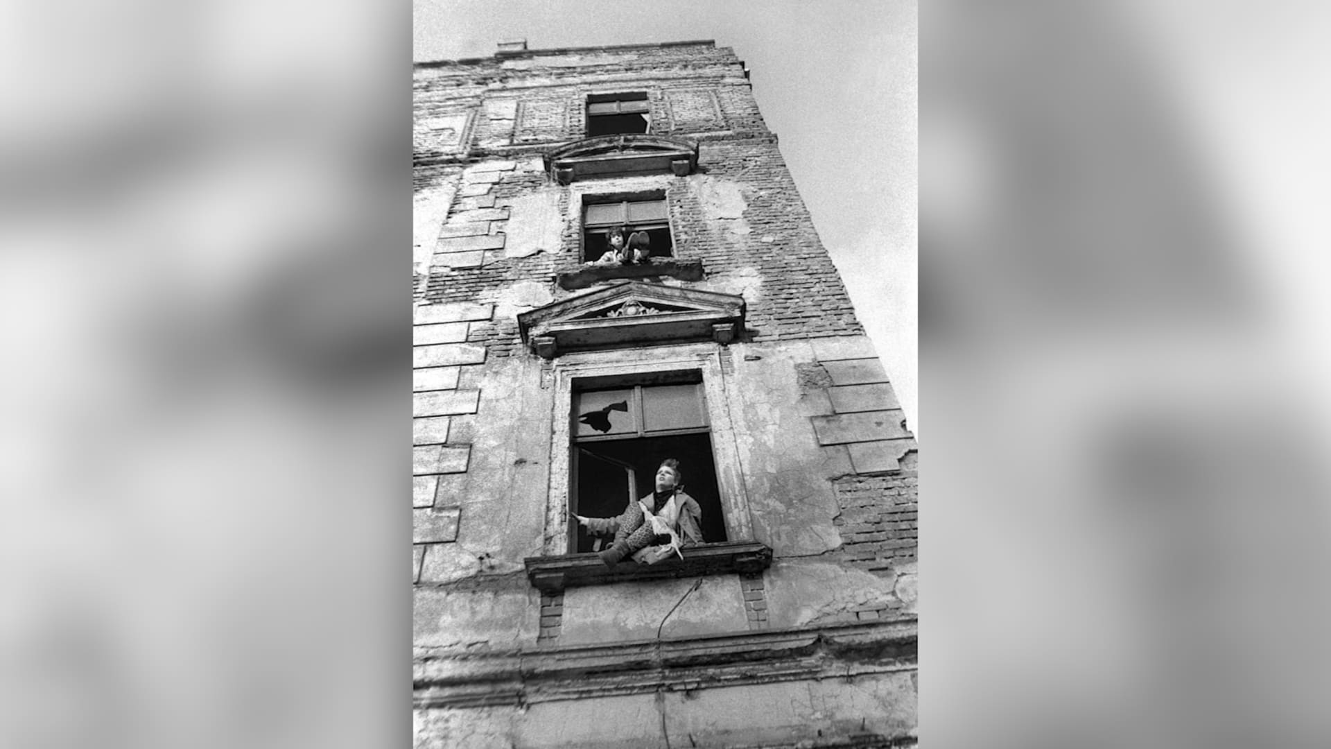 صور قديمة ترسخ "شغف" الشباب قبل هدم جدار برلين بألمانيا