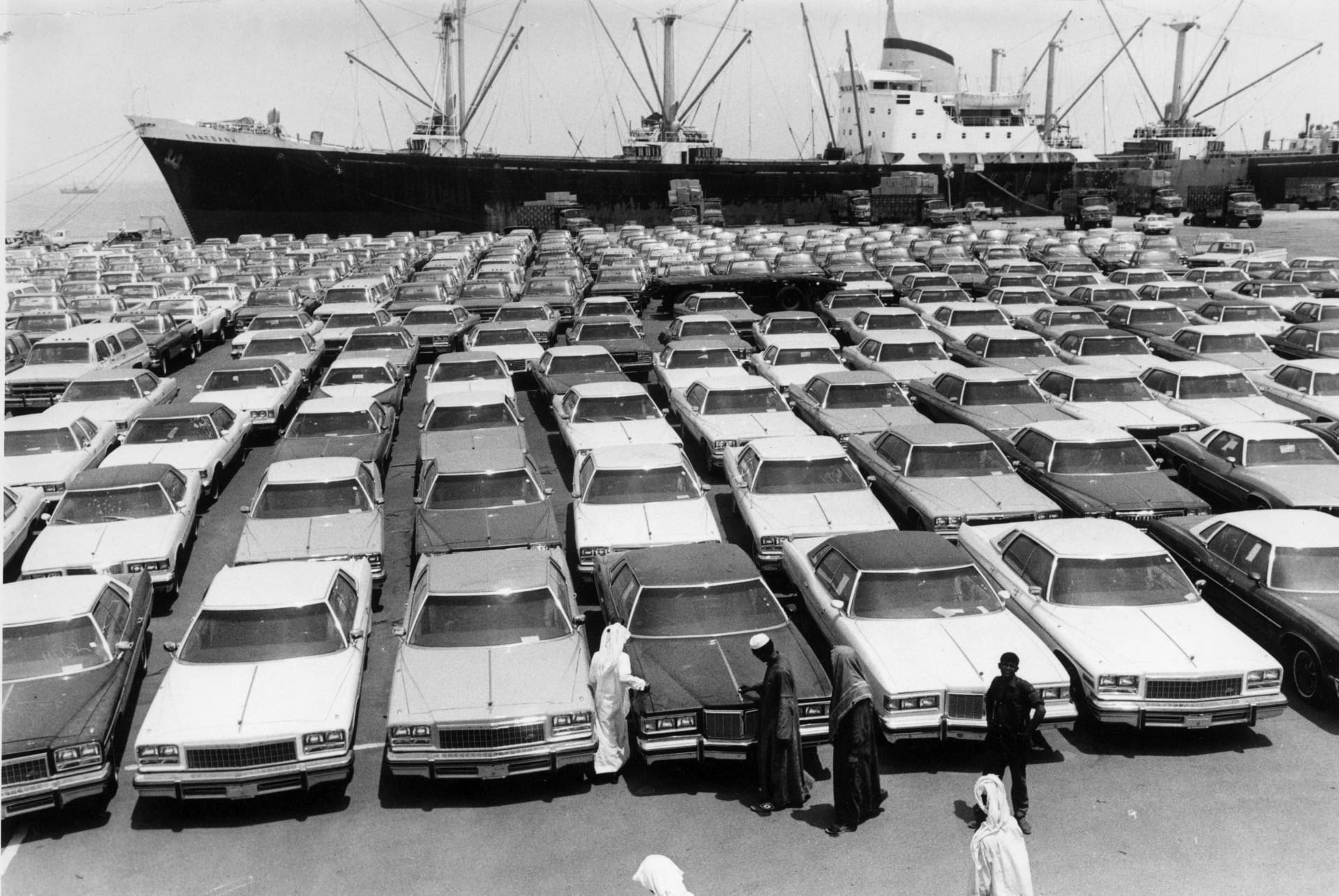صورة من العام 1976 لشحنة سيارات أمريكية على رصيف ميناء في الدمام.
