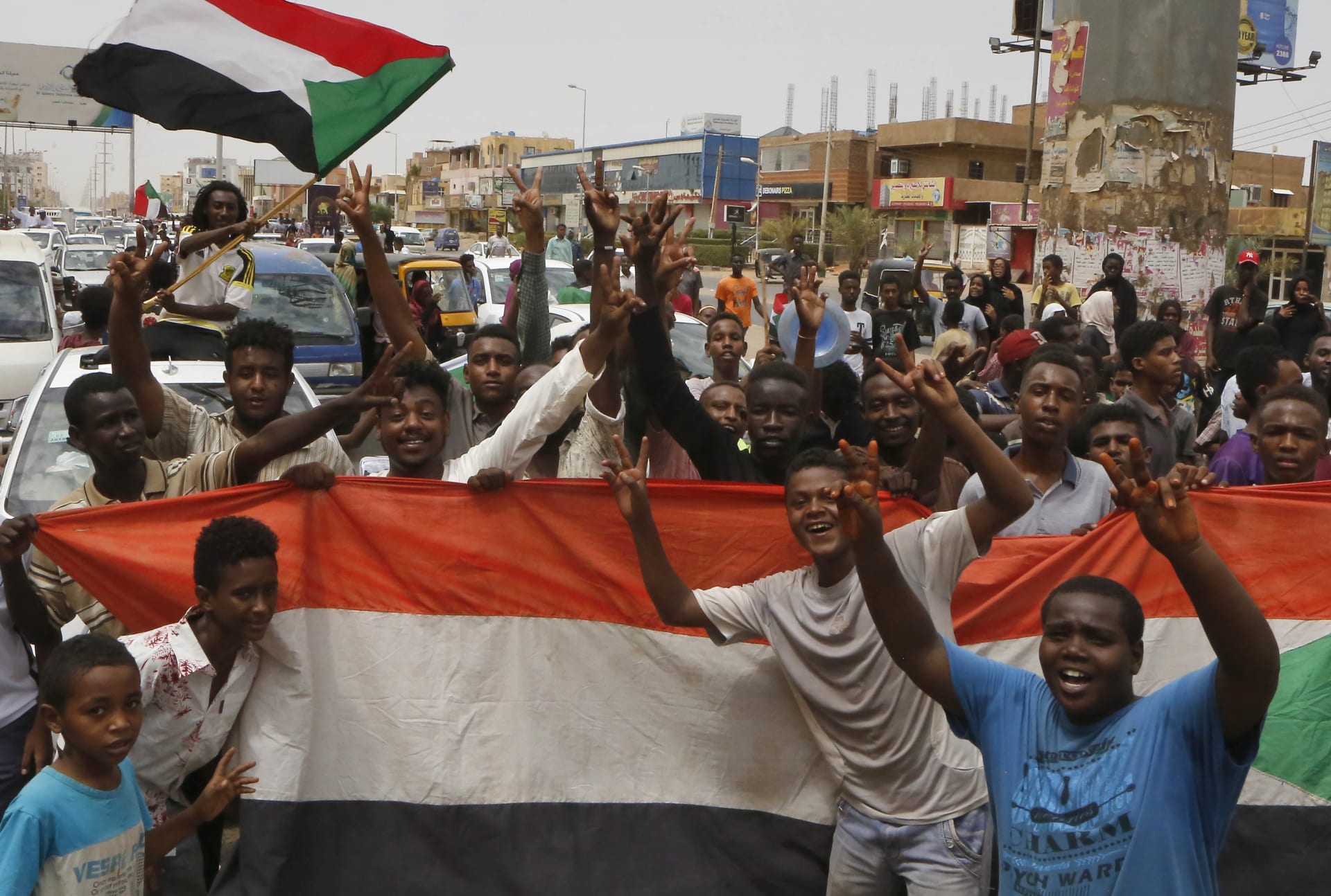 احتفالات في السودان بعد إعلان التوصل لاتفاق بين المجلس العسكري وقوى الحرية والتغيير 