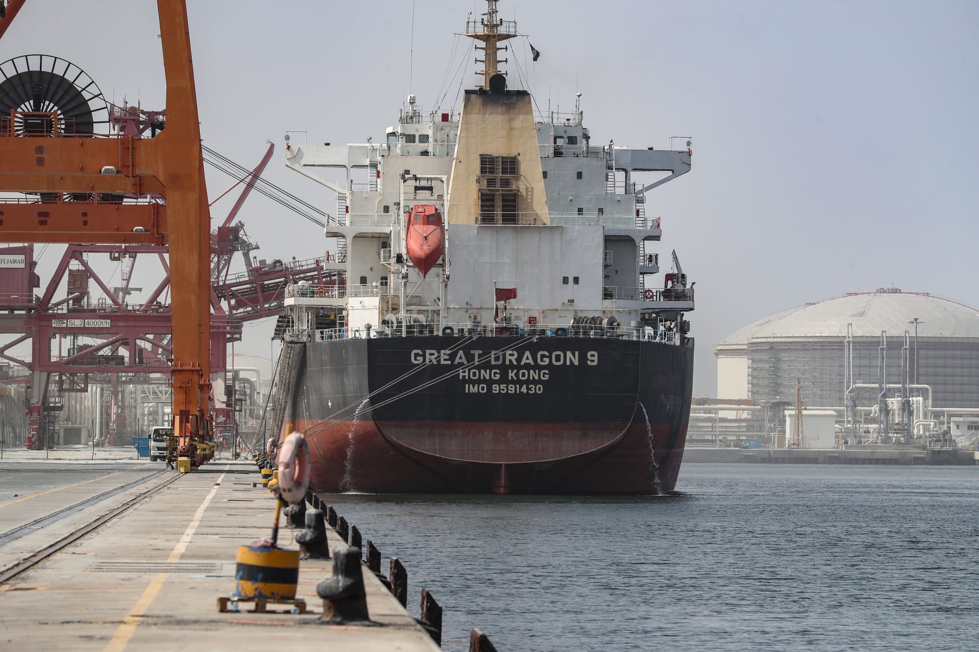 سفينة بضائع في ميناء الفجيرة الإماراتي 