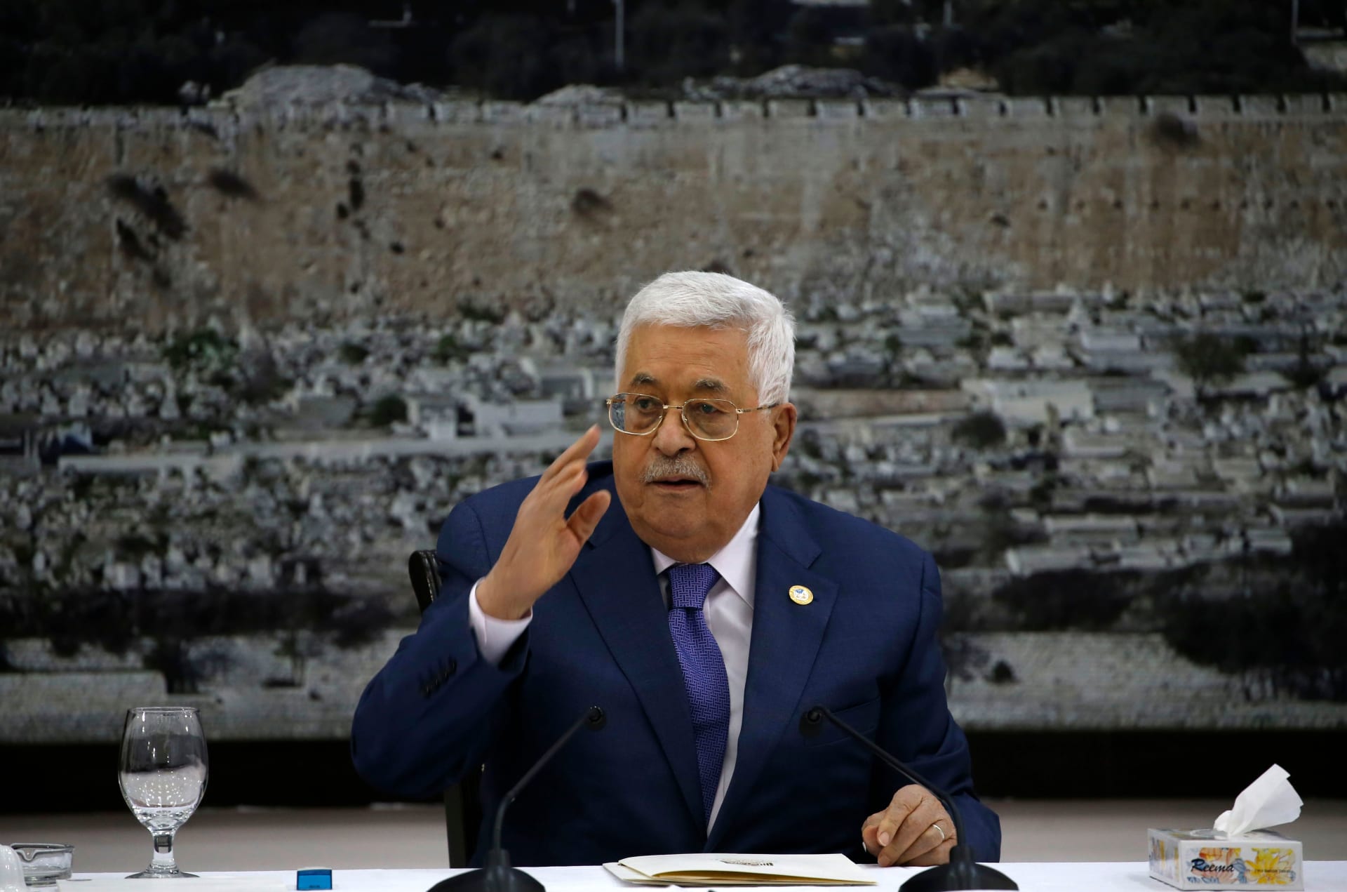 أبومازن يعلن وقف العمل بالاتفاقيات الموقعة مع إسرائيل.. ويدعو حماس للمصالحة