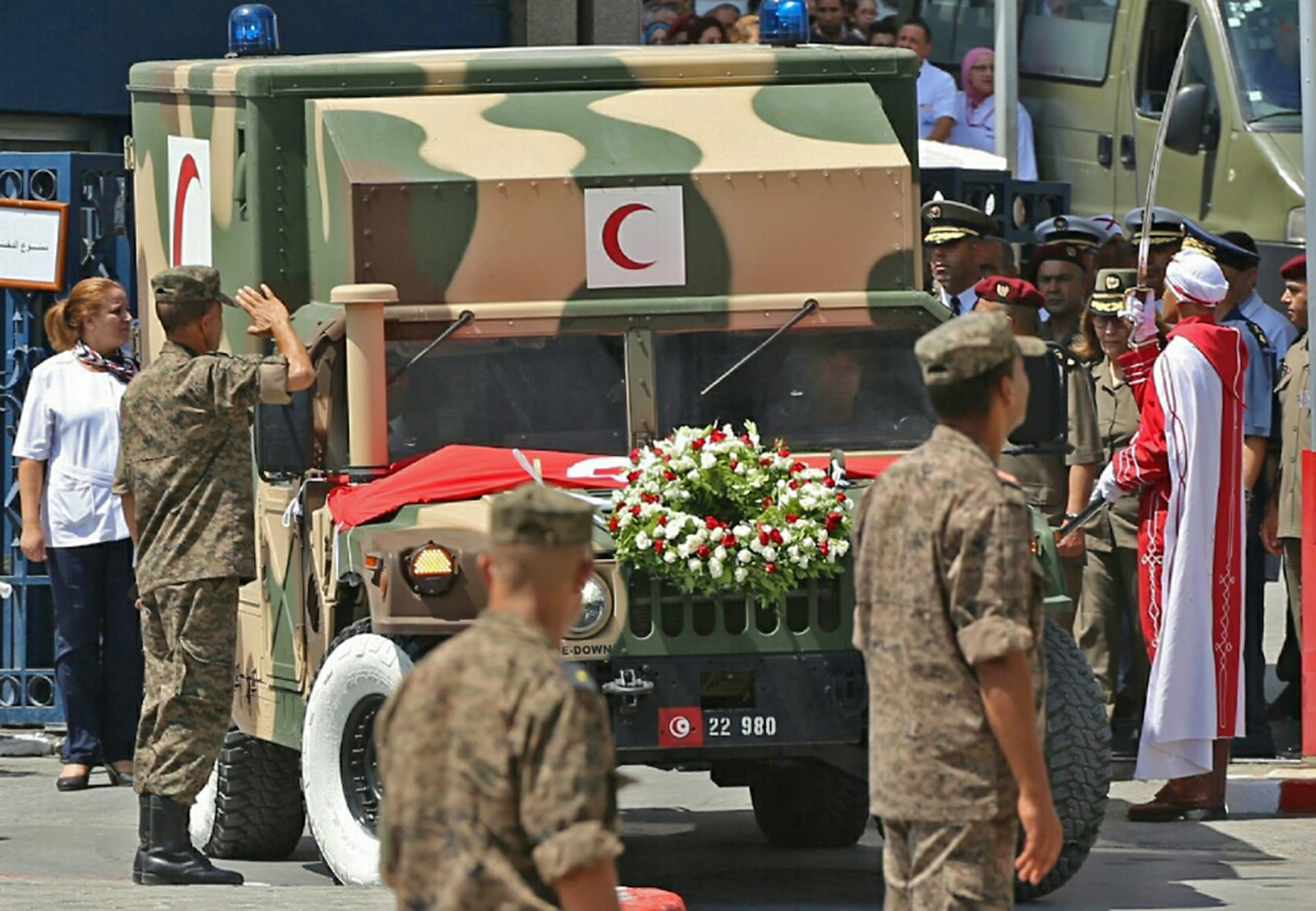 سيارة عسكرية تنقل جثمان الرئيس التونسي الراحل الباجي قايد السبسي 