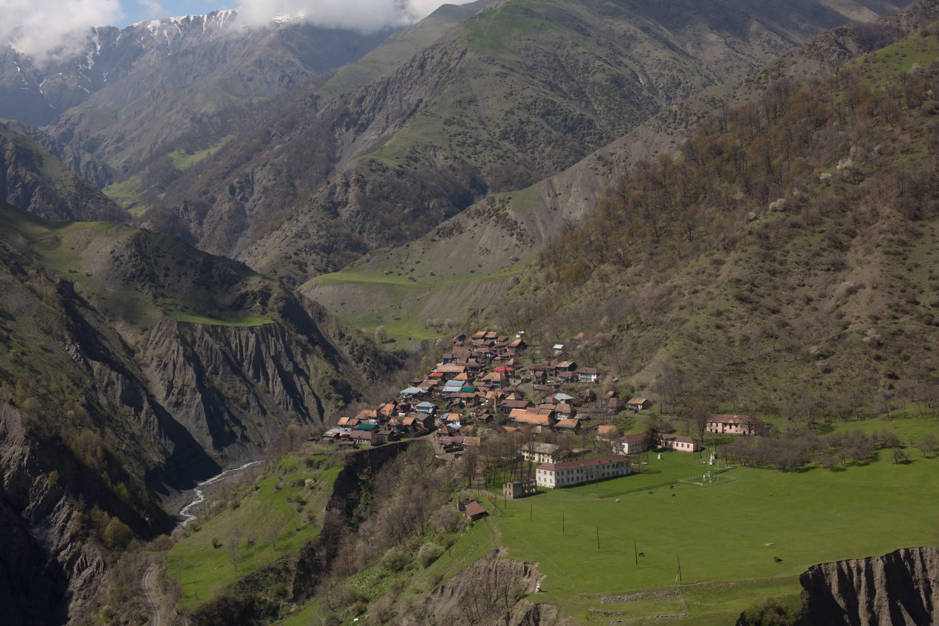 استكشف جمال قرية "الرأس الأصفر" بأذربيجان والسبب وراء تسميتها