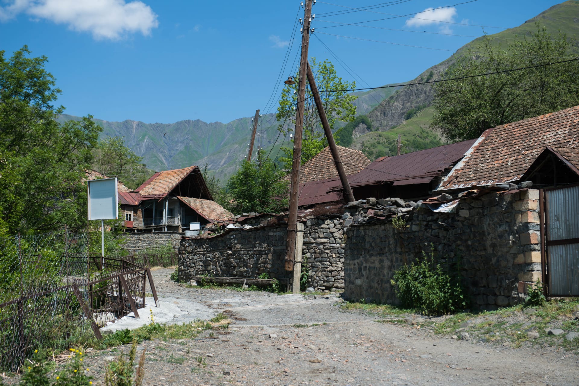استكشف جمال قرية "الرأس الأصفر" بأذربيجان والسبب وراء تسميتها