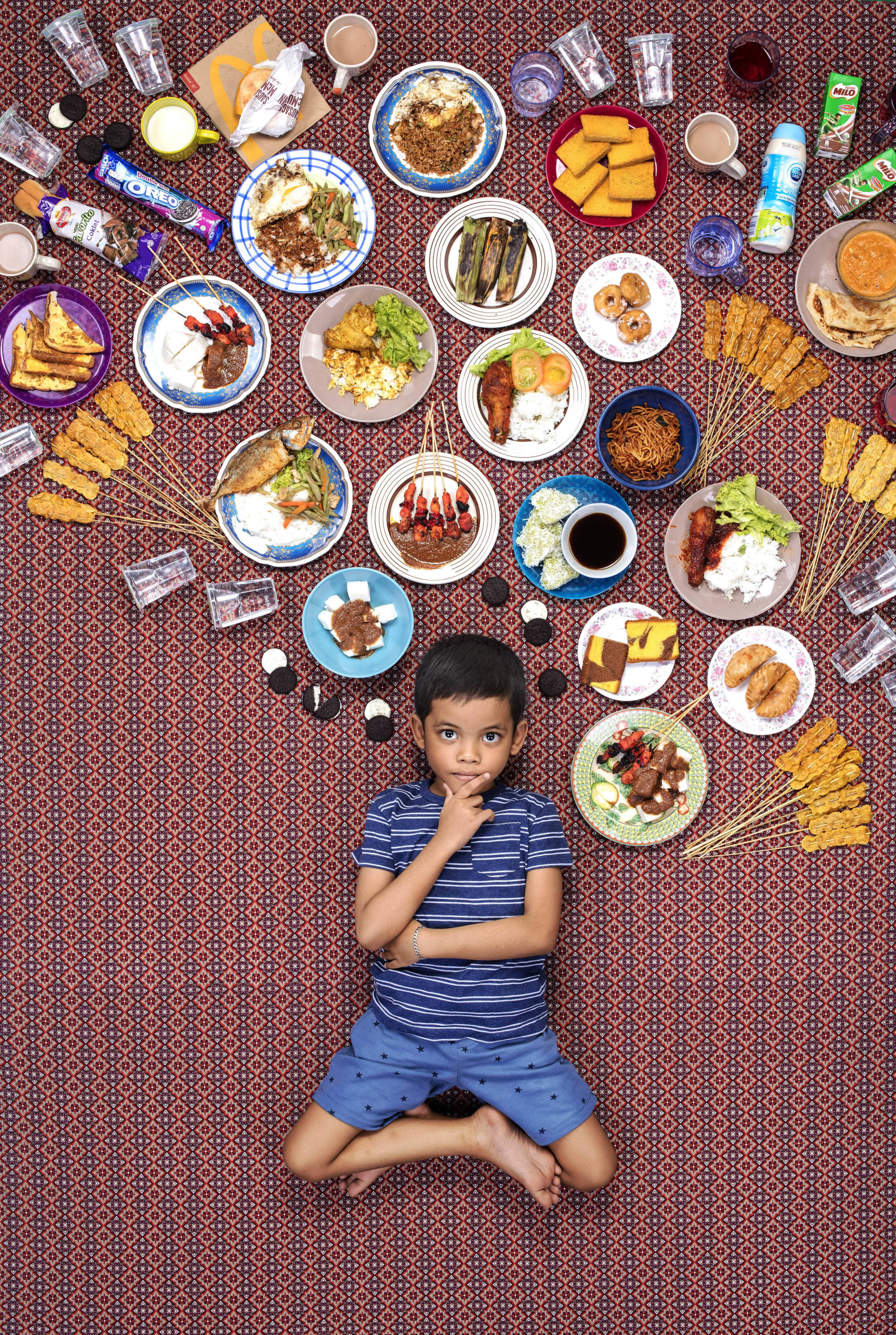 صور تفاجئ الأهل وأولاد وسط أكوام طعام..ما هدف هذا المشروع؟