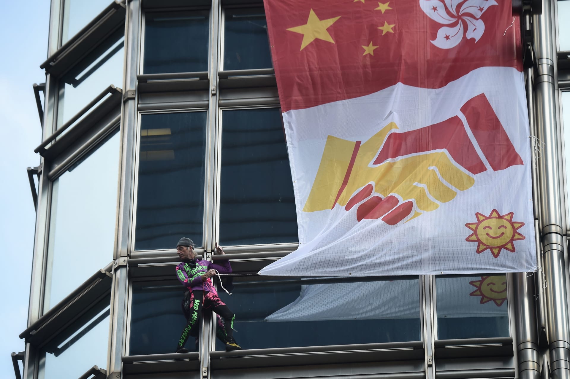 "سبايدرمان الفرنسي" يتسلق ناطحة سحاب في هونغ كونغ ويدعو للسلام