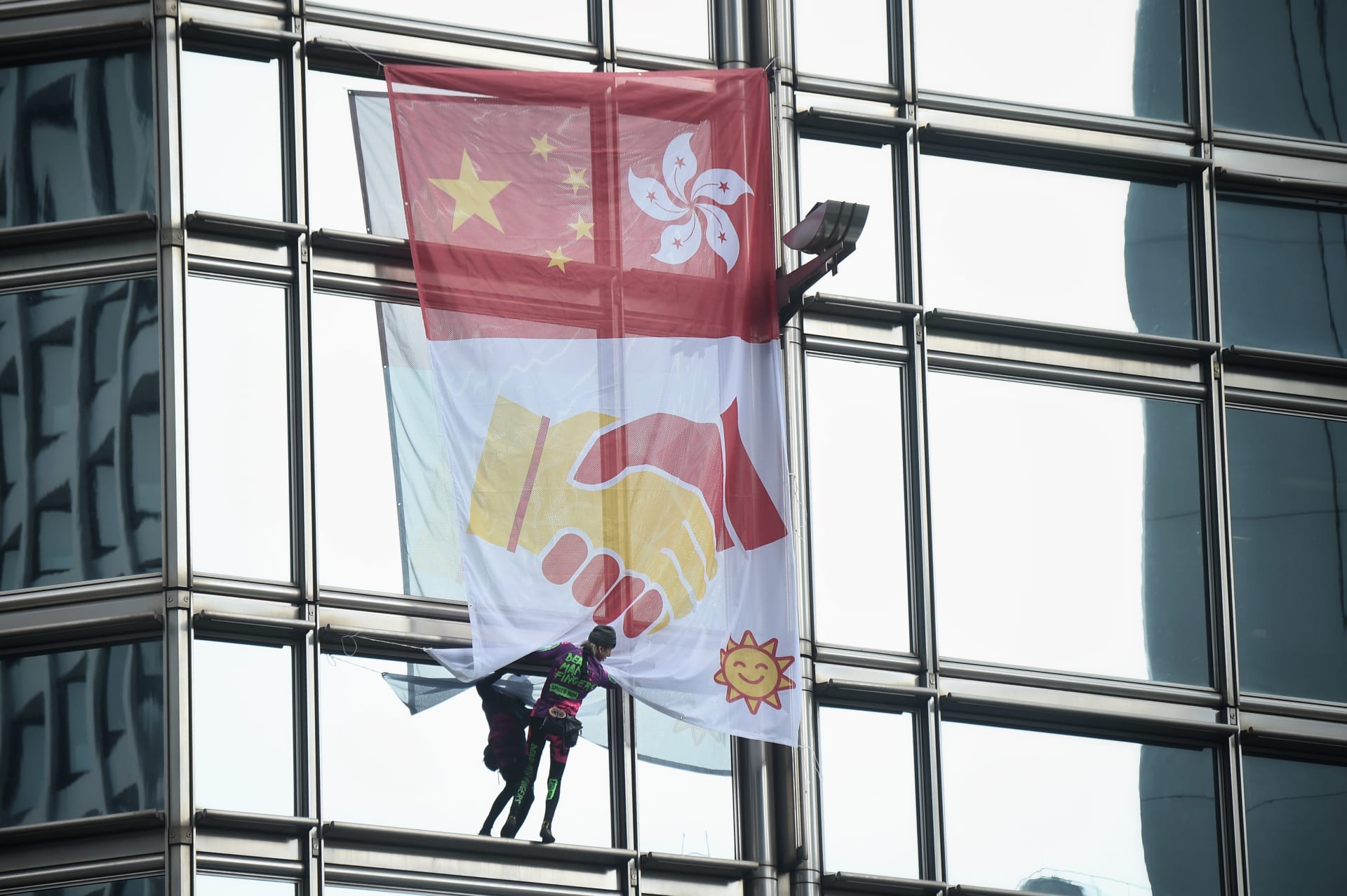 "سبايدرمان الفرنسي" يتسلق ناطحة سحاب في هونغ كونغ ويدعو للسلام 