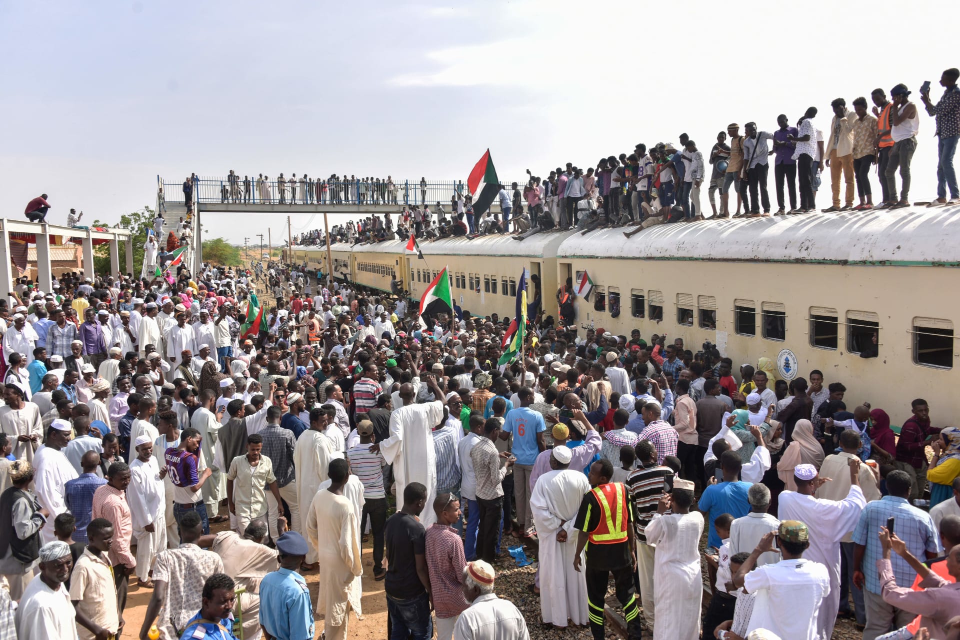 احتفالات في السودان بالتوقيع على اتفاق الفترة الانتقالية 