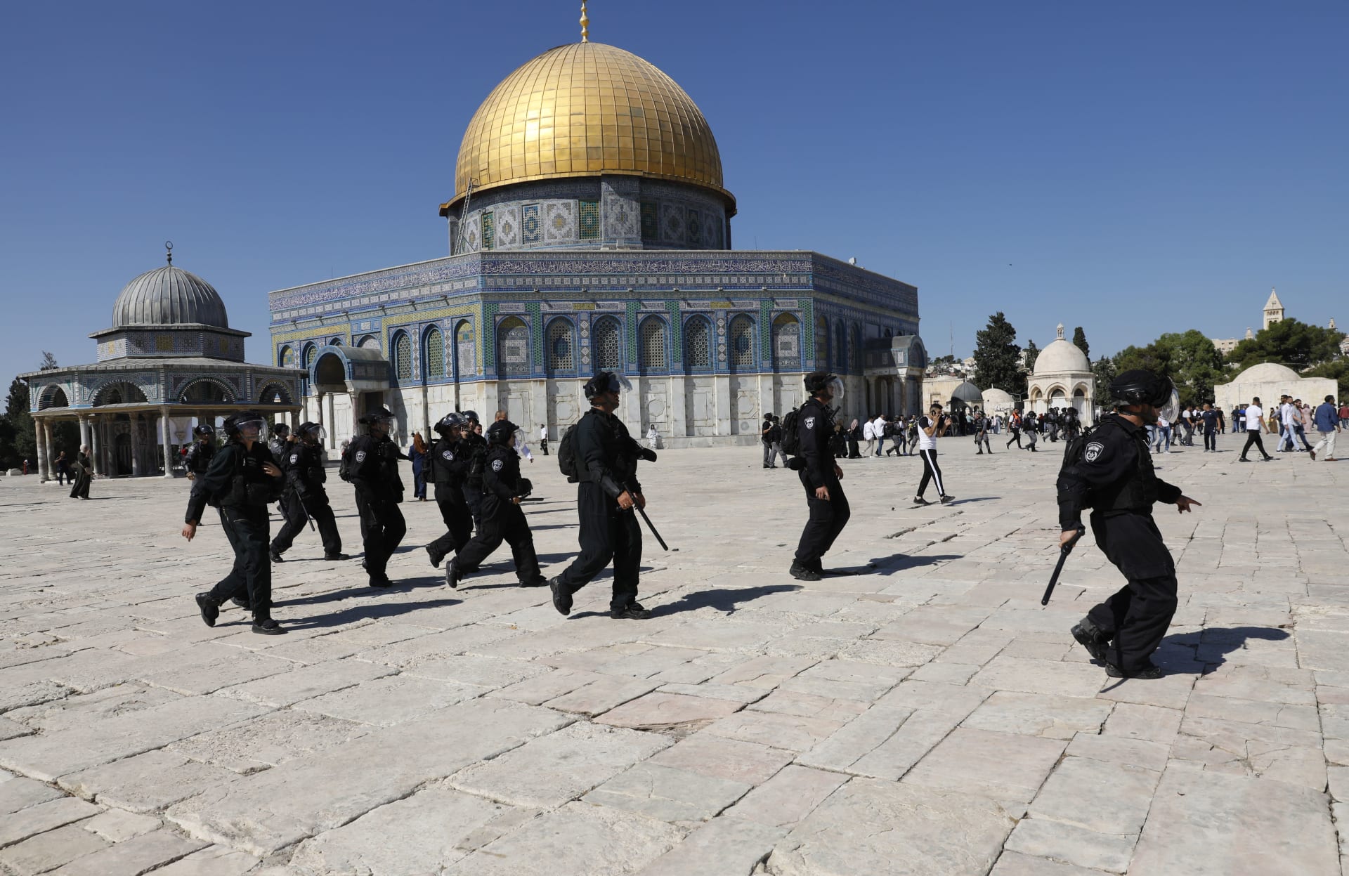 اشتباكات بين الشرطة الإسرائيلية في محيط المسجد الأقصى 