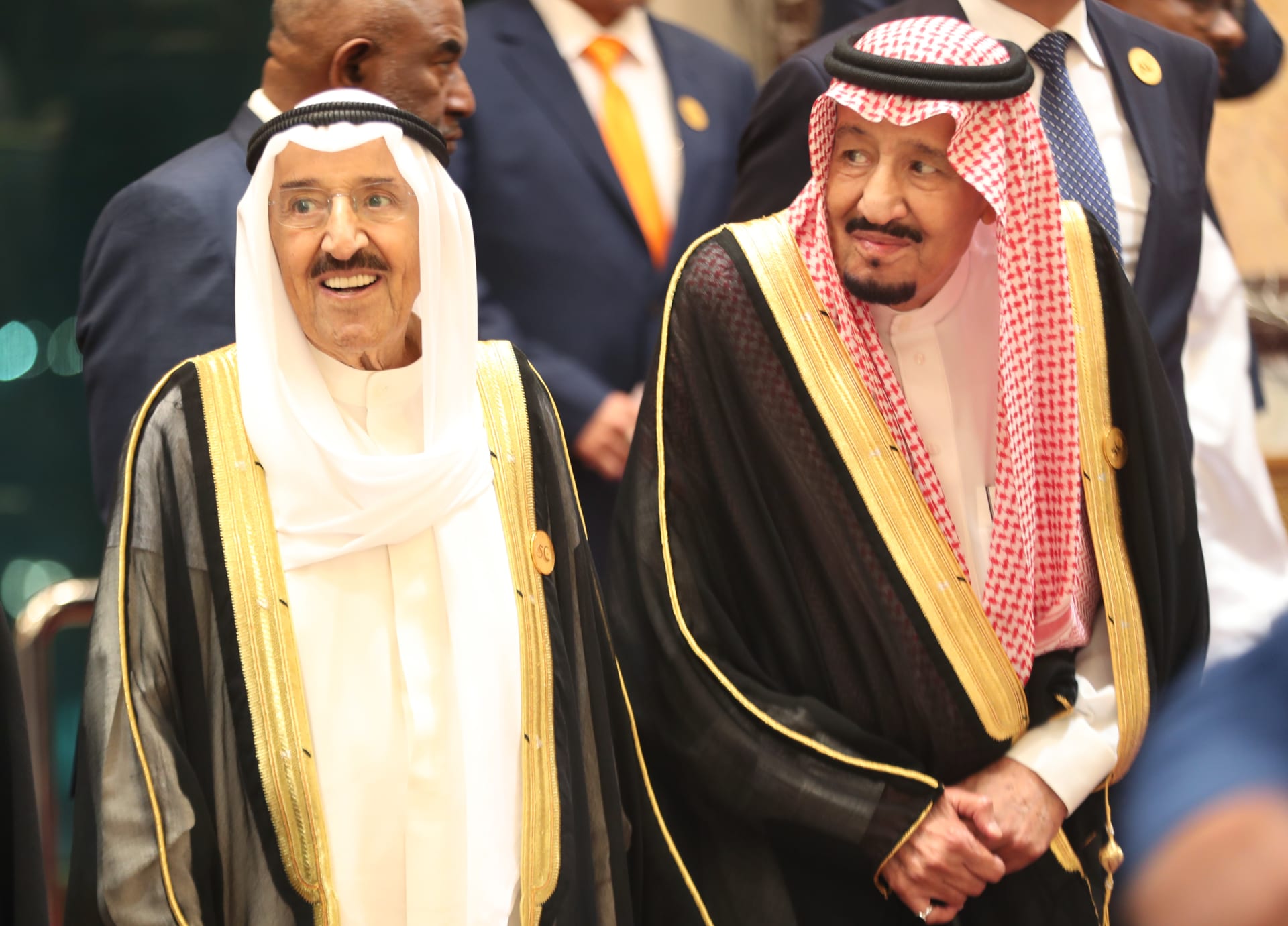 أمير الكويت يتعافى من "عارض صحي".. والملك سلمان يتصل به 