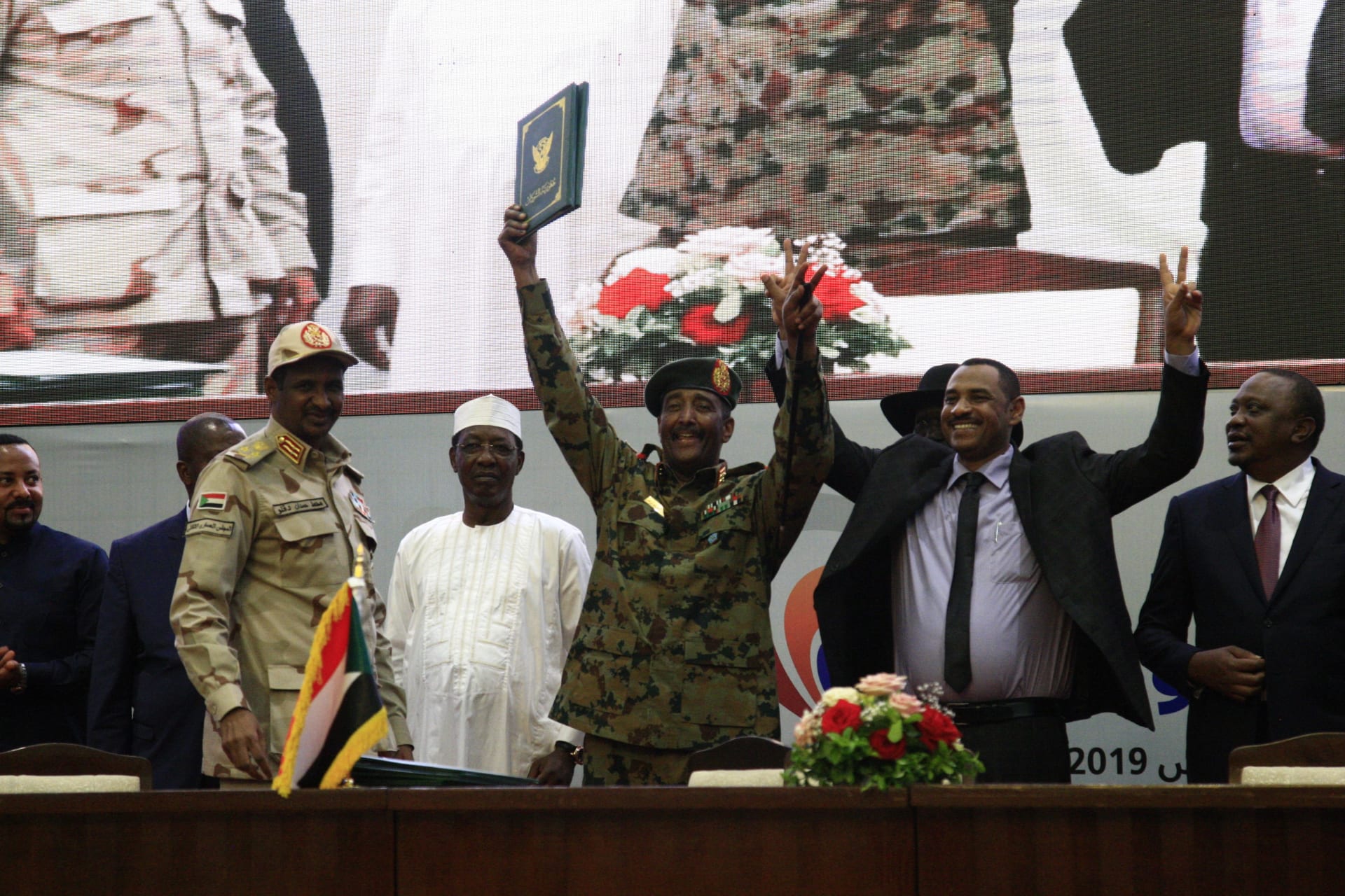 المجلس العسكري السوداني يؤجل حل نفسه ويمنح المعارضة مهلة 48 ساعة للتوافق