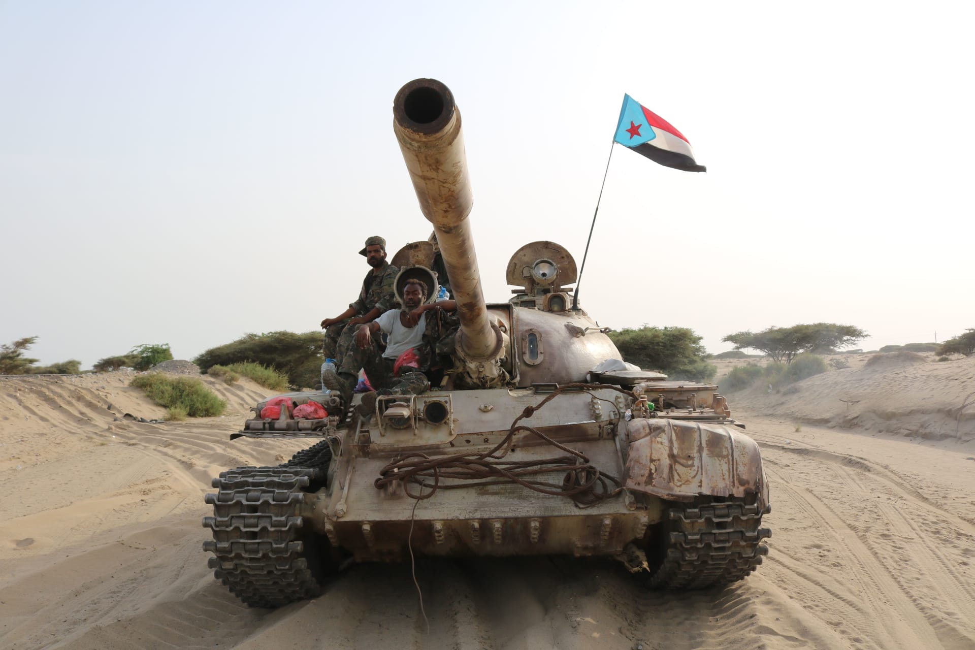 عيدروس الزبيدي يعترف بهزيمة "الانتقالي" في شبوة: الإخوان تحالفوا مع الحوثيين
