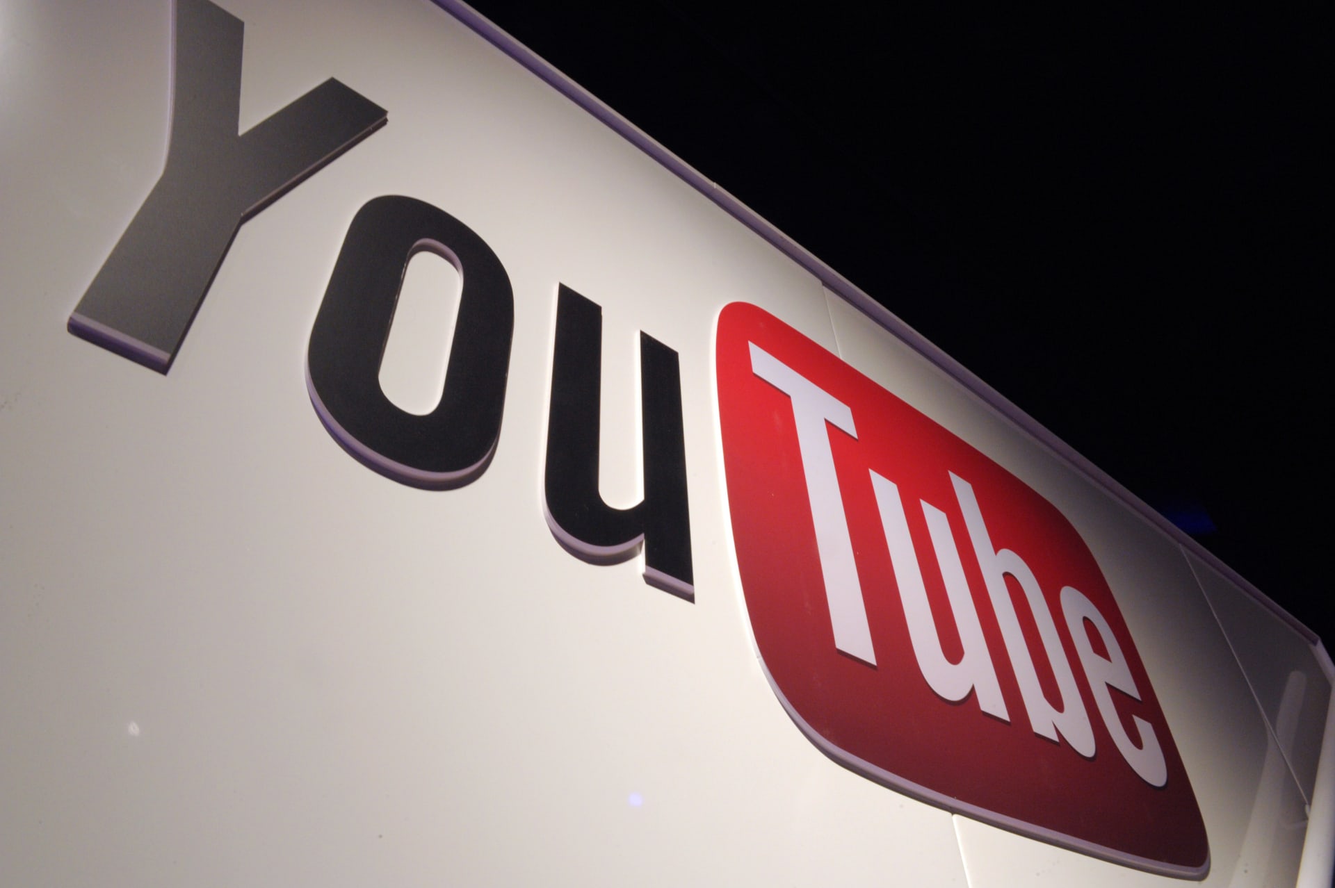 يوتيوب يعلن إزالة 100 ألف فيديو.. و500 مليون تعليق يحتوي خطابات كراهية 