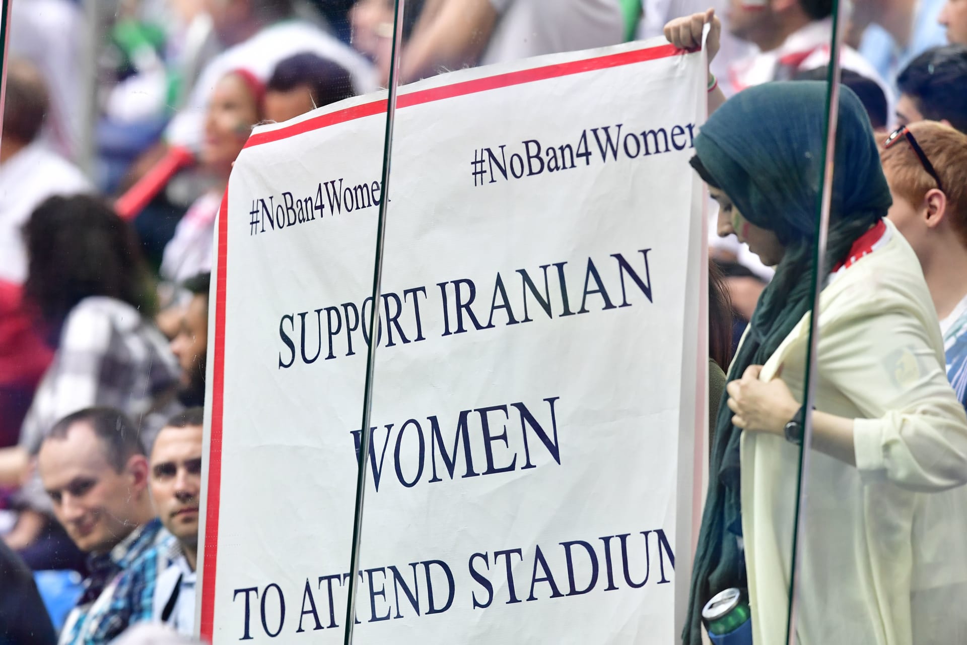 نيران "الفتاة الزرقاء" تمتد من إيران إلى الفيفا.. والاتحاد: نعمل على رفع الحظر عن النساء