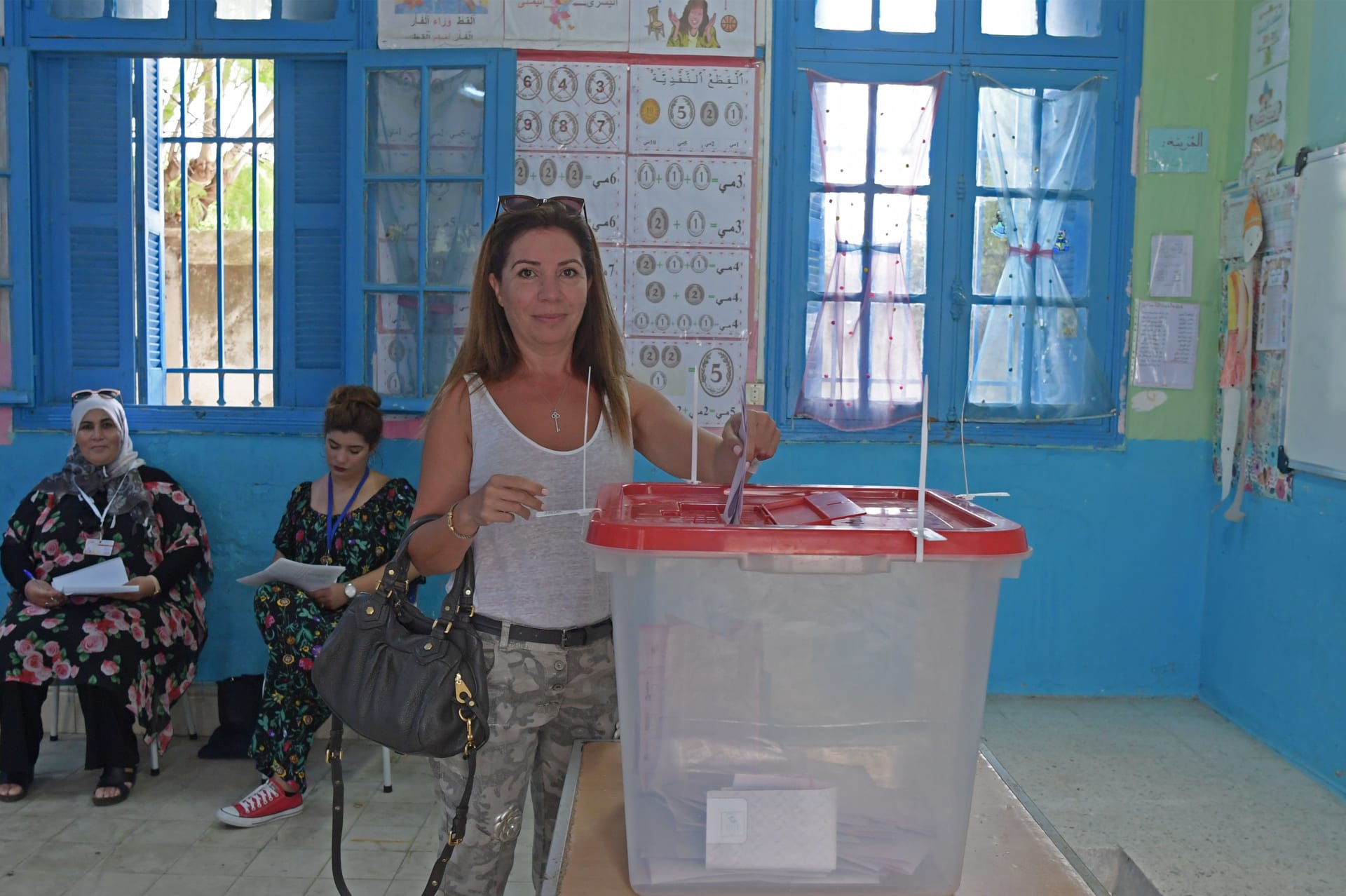 بالصور.. التونسيون يدلون بأصواتهم لاختيار رئيس جديد للبلاد 