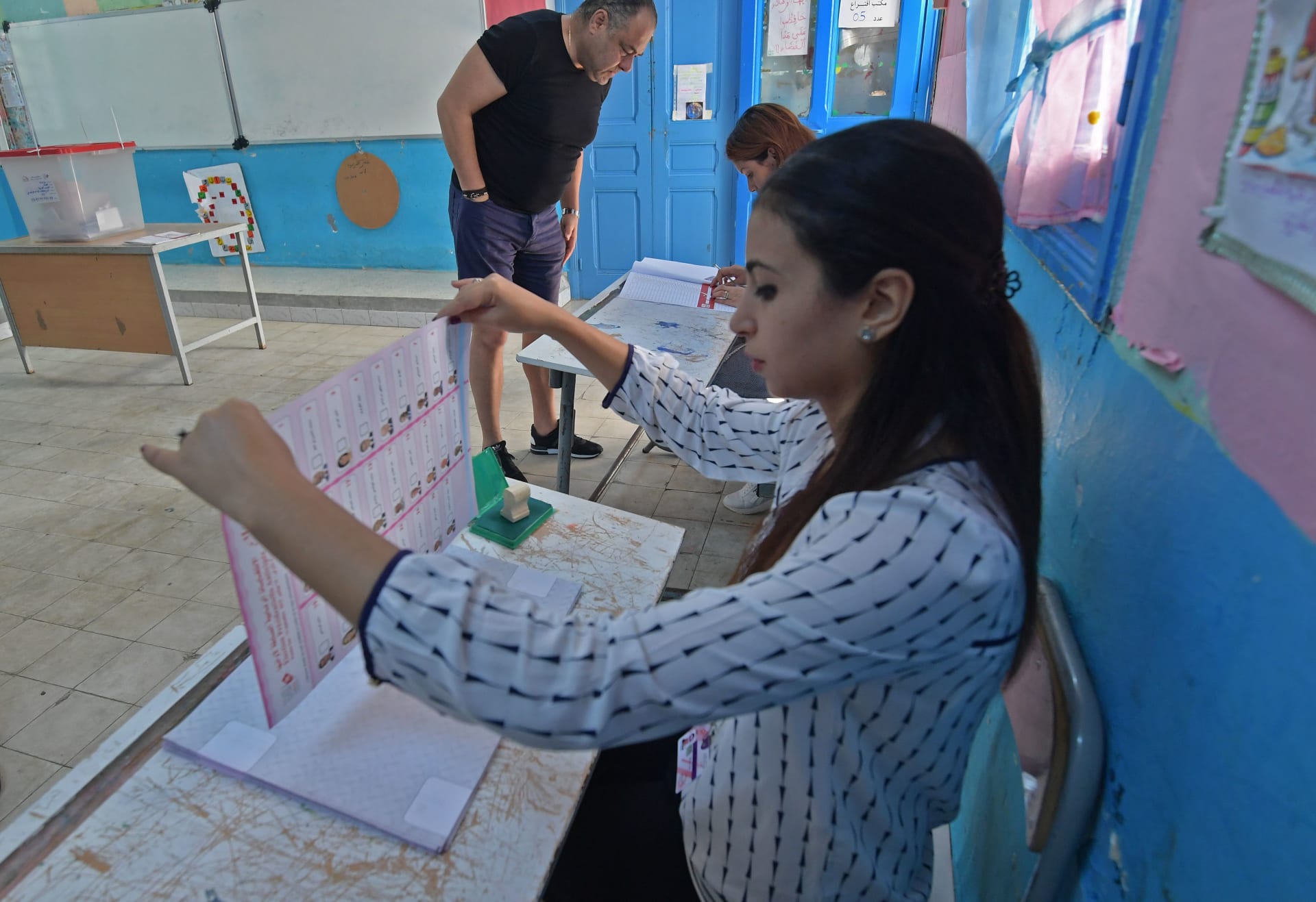 بالصور.. التونسيون يدلون بأصواتهم لاختيار رئيس جديد للبلاد 