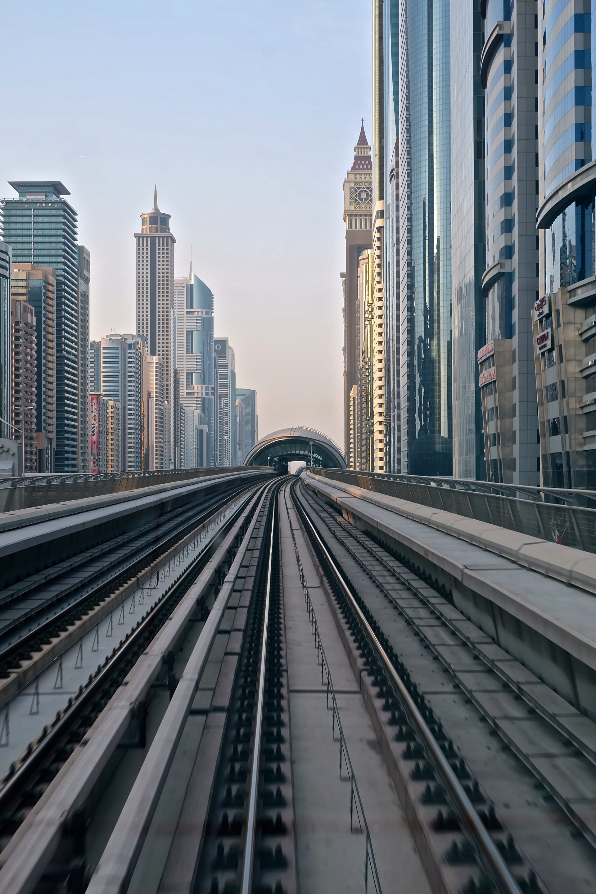 بعد مرور 10 أعوام على إطلاقه.. هكذا تبدو سكك ومحطات مترو دبي