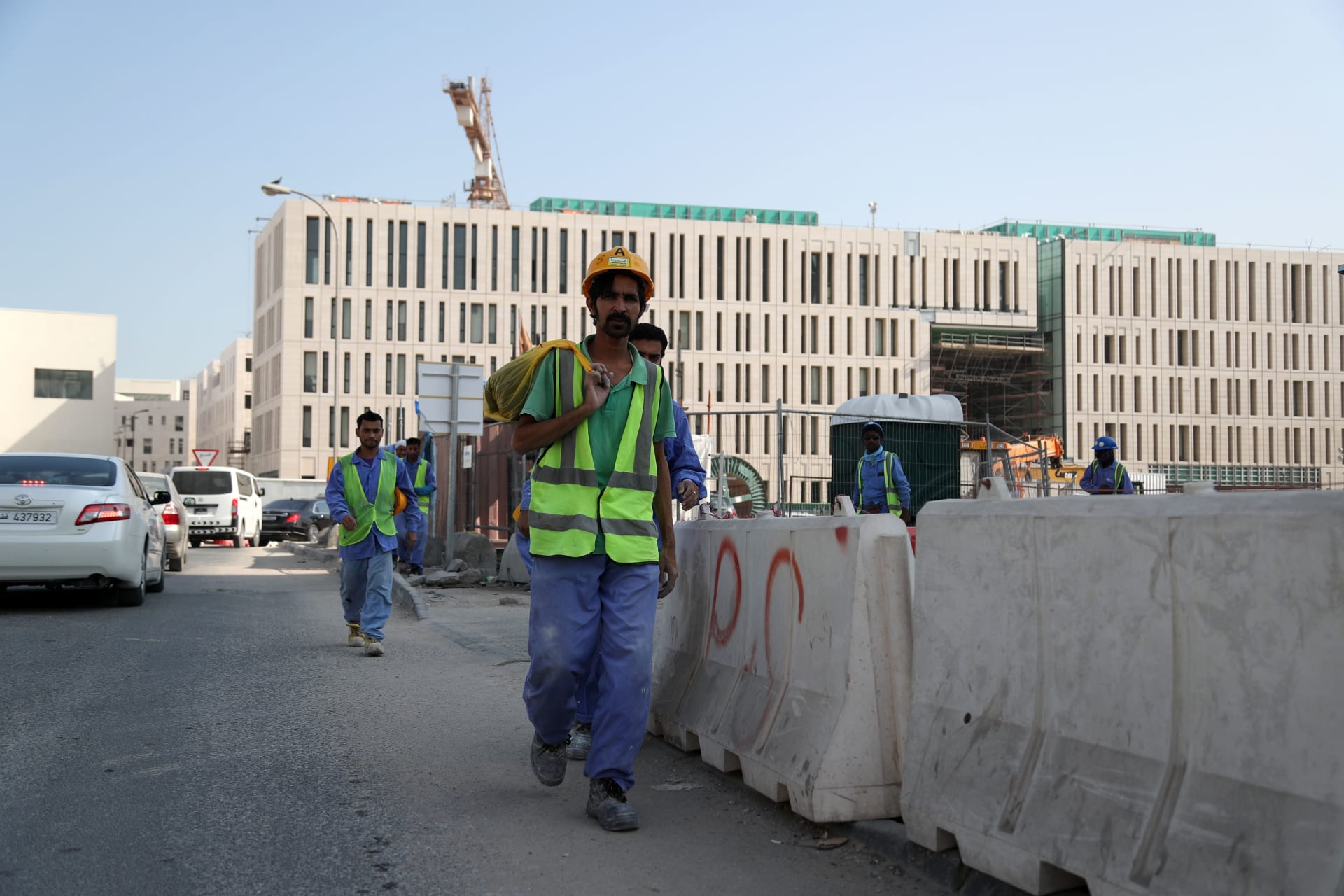  العفو الدولية تدعو قطر لإلغاء نظام الكفالة: مئات العمال عاودا لأوطانهم مُفلسين