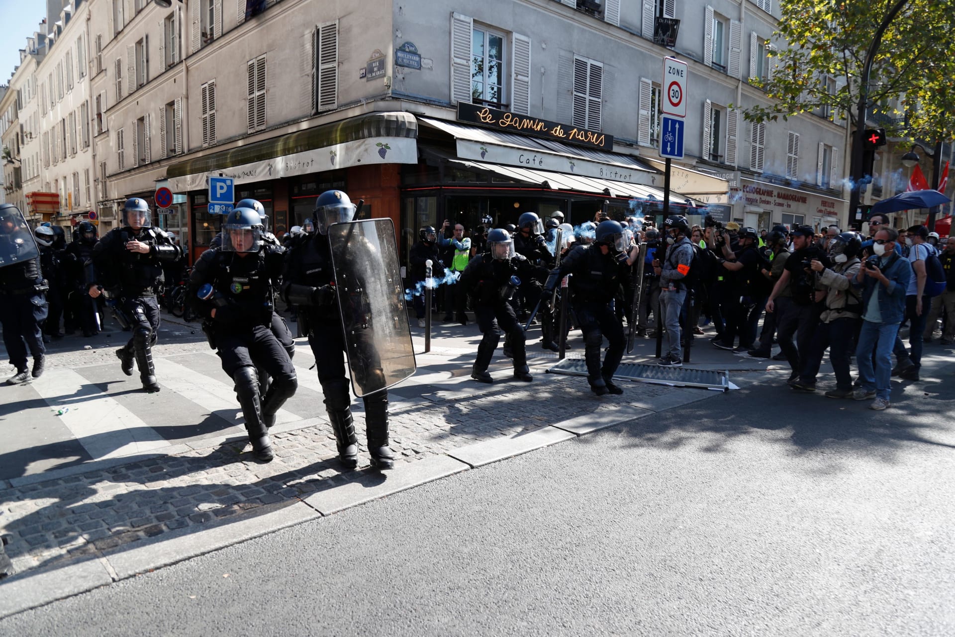 الشرطة تفرق احتجاجات جديدة لأصحاب السترات الصفراء في باريس