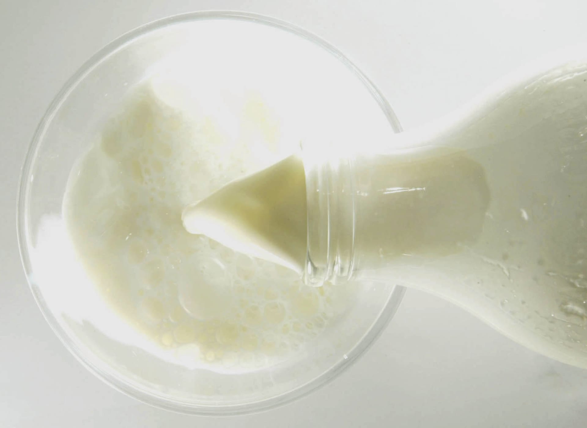 إرشادات صحية جديدة: تجنب الأطفال لشرب الحليب من مصادر نباتية