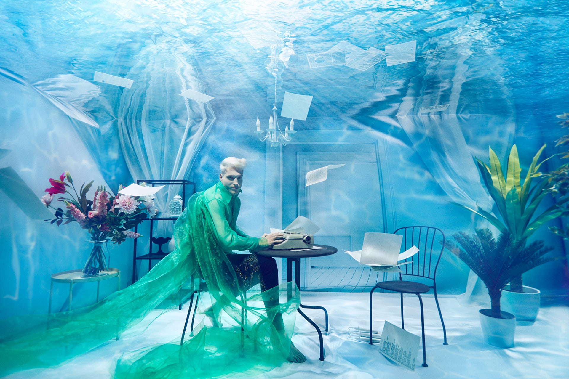 "تموجات الموضة" .. اكتشف سحر الأزياء تحت الماء بعدسة مصور مقيم في دبي
