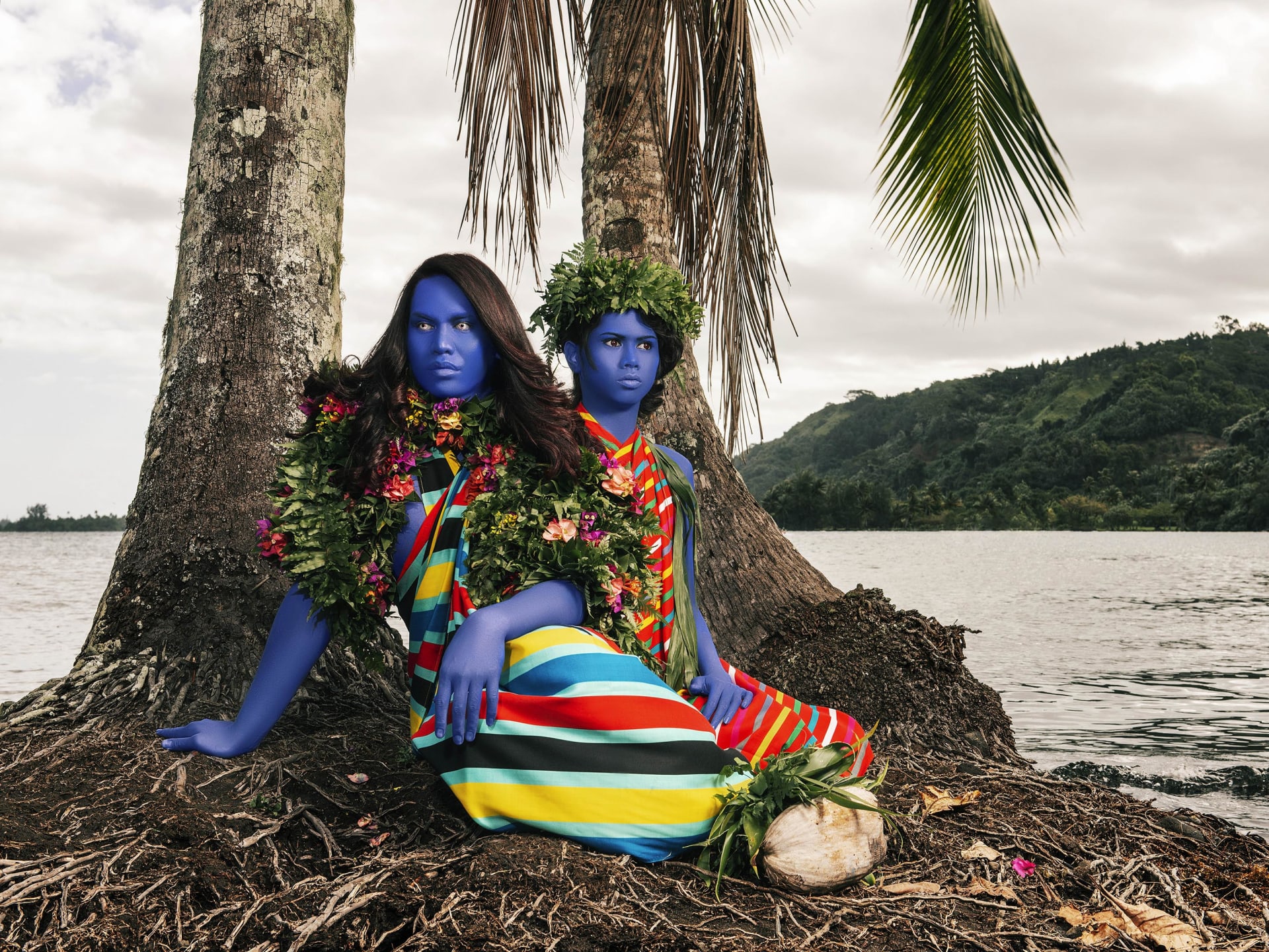 بصور طاغية بالألون.. مصورة تسلط الضوء على "الجنس الثالث" في تاهيتي
