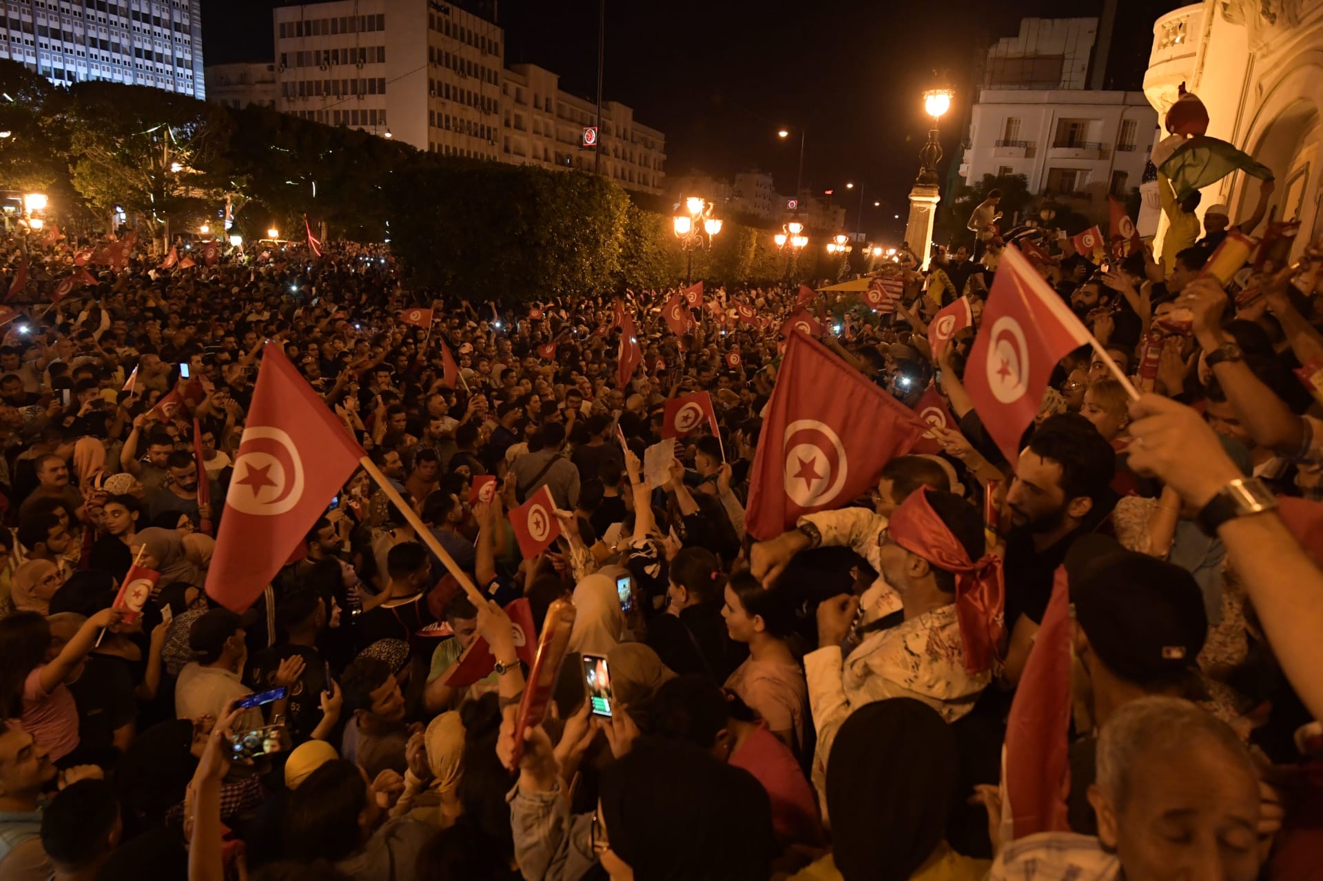 احتفالات في تونس بفوز قيس سعيد بالرئاسة طبقًا لاستطلاعات الرأي